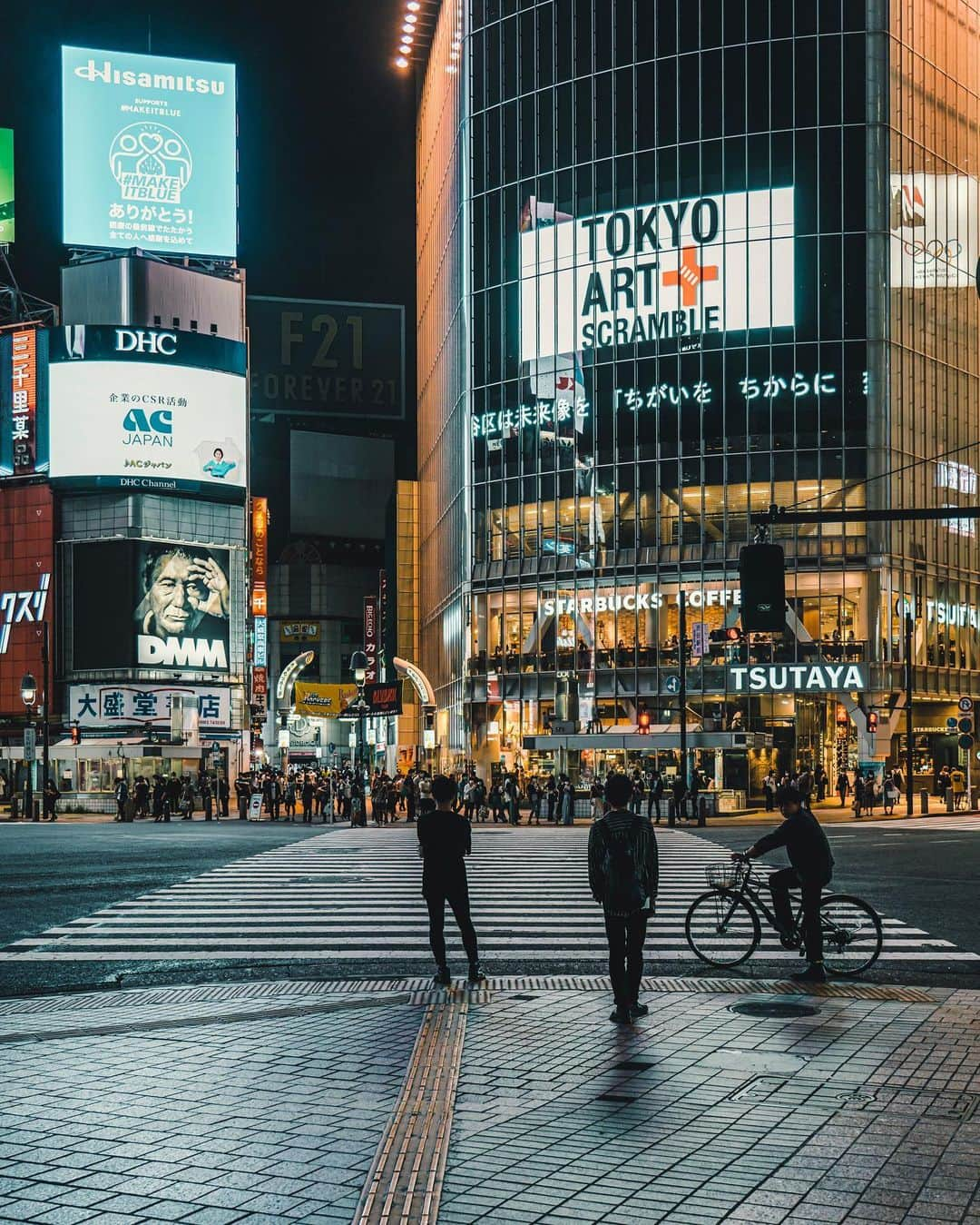 東急電鉄さんのインスタグラム写真 - (東急電鉄Instagram)「. 新宿や渋谷といった都心の交差点では、絶えず人々が往来し東京の活気・喧騒の象徴として、頻繁にメディアに取り上げられています。もちろん、そこは観光客の撮影スポットとしても人気で、同じ交差点でも時間帯・人々・気候等の組み合わせによって、シャッターを切る毎に異なる写真ができあがるのも魅力の一つです。 東急線沿線にも活気ある交差点がたくさんありますが、今回は言わずと知れた「世界一混み合う交差点」である渋谷のスクランブル交差点。 渋谷センター街のウェブサイト（http://center-gai.jp/）によると、1回の青信号につき交差点を渡る人数は、多い時でなんと3,000人。コロナ禍前は海外旅行者からの人気スポットとして、年々その数を増やしてきました。 この交差点の風景も変化を続けています。交差点を取り囲むLEDビジョンや、渋谷スクランブルスクエアなどの新しい高層ビルにより、ますます世界的にインパクトを与える風景となりました。今はすっかりお馴染みとなった渋谷スクランブル交差点でのハロウィンやカウントダウンも10年前はありませんでした。今後この交差点がどのような変化を遂げていくのか、とても楽しみです。 （東急東横線 東急田園都市線　渋谷駅） . The intersections in Shibuya and Shinjuku are quintessential hubs that picture the hustle and bustle of Tokyo city life. They’re an obvious hot spot for tourists, but shutterbugs have also found a way to enjoy the areas by snapping different shots as the foot traffic, weather and look and feel change across the hours of the day. You can find plenty of bustling intersections along the Tokyu train lines, but today we’ll highlight the famous Shibuya Scramble, the world’s busiest street crossing. According to the Shibuya Center Gai website, as many as 3,000 people cross at once during busy hours. In pre-COVID Shibuya, the numbers of overseas tourists continued to increase every year. But there are still big changes happening here. Washed in LED lights and built up with new, shiny high-rise complexes like Shibuya Scramble Square, this spot has kept its place as one of the world’s most sought-after photo backdrops. Even the Halloween and countdown events we’ve come to know and love from the scramble intersection didn’t exist just 10 years ago. We know there’s even more to expect from this spot as time goes on. (Tokyu Toyoko Line/Tokyu Den-en-toshi Line Shibuya Station) . #shibuya #渋谷 #shibuyacrossing #スクランブル交差点 #tokyo #東京 #discovertokyo #visitjapanjp #visitjapan #japantrip #japantravel #tokyocameraclub #japan_night_view #citykillerz #streetphotography #urbanphotography #voyaged #rawurbanshots #tokyoartsandculture #tokyotokyo #explorejapan #tokyolife #streets_vision #streetmagazine #citygrammers #bestjapanpics #lovers_nippon #夜景 #東急沿線 #일본여행」6月13日 17時04分 - tokyu_railways