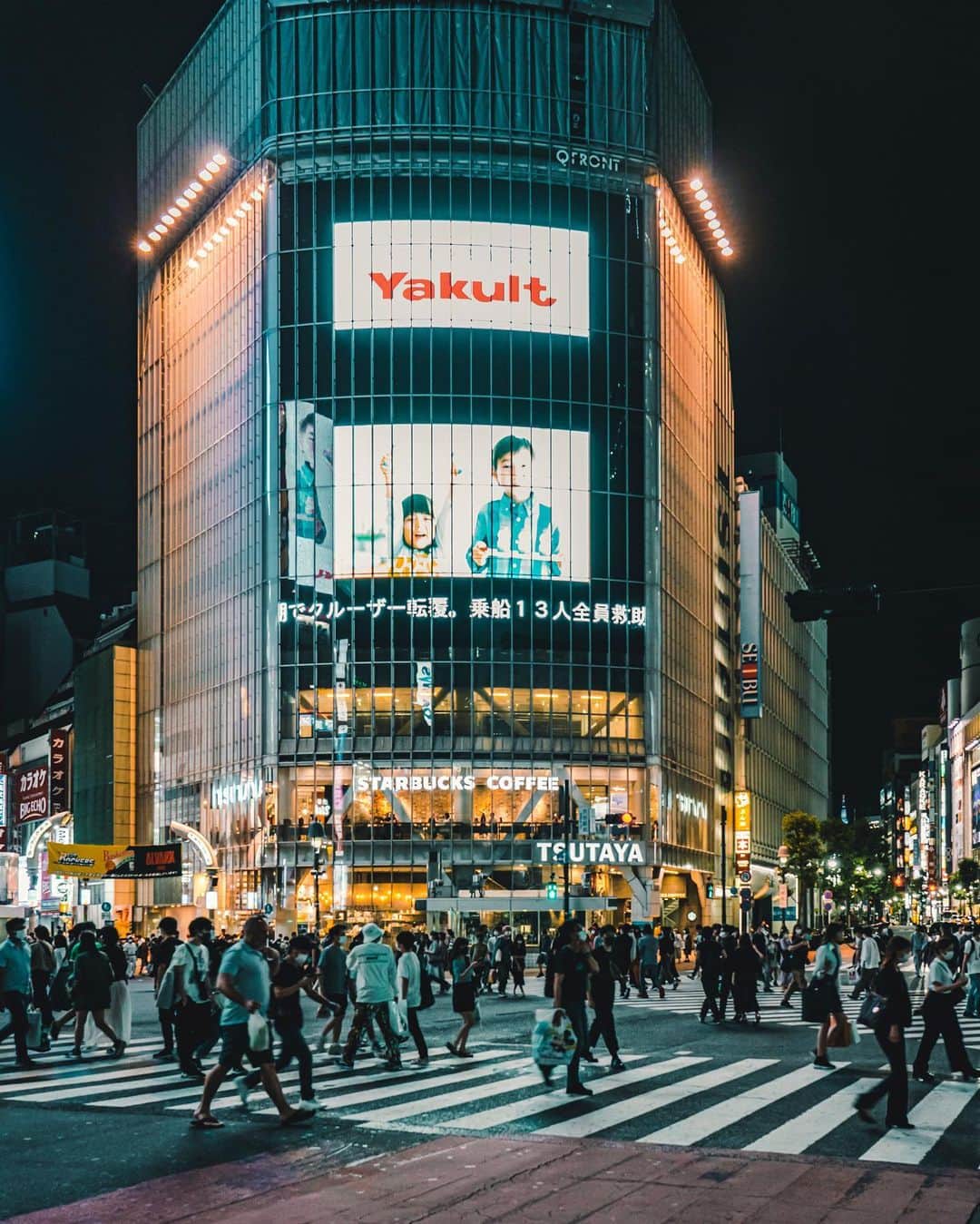 東急電鉄さんのインスタグラム写真 - (東急電鉄Instagram)「. 新宿や渋谷といった都心の交差点では、絶えず人々が往来し東京の活気・喧騒の象徴として、頻繁にメディアに取り上げられています。もちろん、そこは観光客の撮影スポットとしても人気で、同じ交差点でも時間帯・人々・気候等の組み合わせによって、シャッターを切る毎に異なる写真ができあがるのも魅力の一つです。 東急線沿線にも活気ある交差点がたくさんありますが、今回は言わずと知れた「世界一混み合う交差点」である渋谷のスクランブル交差点。 渋谷センター街のウェブサイト（http://center-gai.jp/）によると、1回の青信号につき交差点を渡る人数は、多い時でなんと3,000人。コロナ禍前は海外旅行者からの人気スポットとして、年々その数を増やしてきました。 この交差点の風景も変化を続けています。交差点を取り囲むLEDビジョンや、渋谷スクランブルスクエアなどの新しい高層ビルにより、ますます世界的にインパクトを与える風景となりました。今はすっかりお馴染みとなった渋谷スクランブル交差点でのハロウィンやカウントダウンも10年前はありませんでした。今後この交差点がどのような変化を遂げていくのか、とても楽しみです。 （東急東横線 東急田園都市線　渋谷駅） . The intersections in Shibuya and Shinjuku are quintessential hubs that picture the hustle and bustle of Tokyo city life. They’re an obvious hot spot for tourists, but shutterbugs have also found a way to enjoy the areas by snapping different shots as the foot traffic, weather and look and feel change across the hours of the day. You can find plenty of bustling intersections along the Tokyu train lines, but today we’ll highlight the famous Shibuya Scramble, the world’s busiest street crossing. According to the Shibuya Center Gai website, as many as 3,000 people cross at once during busy hours. In pre-COVID Shibuya, the numbers of overseas tourists continued to increase every year. But there are still big changes happening here. Washed in LED lights and built up with new, shiny high-rise complexes like Shibuya Scramble Square, this spot has kept its place as one of the world’s most sought-after photo backdrops. Even the Halloween and countdown events we’ve come to know and love from the scramble intersection didn’t exist just 10 years ago. We know there’s even more to expect from this spot as time goes on. (Tokyu Toyoko Line/Tokyu Den-en-toshi Line Shibuya Station) . #shibuya #渋谷 #shibuyacrossing #スクランブル交差点 #tokyo #東京 #discovertokyo #visitjapanjp #visitjapan #japantrip #japantravel #tokyocameraclub #japan_night_view #citykillerz #streetphotography #urbanphotography #voyaged #rawurbanshots #tokyoartsandculture #tokyotokyo #explorejapan #tokyolife #streets_vision #streetmagazine #citygrammers #bestjapanpics #lovers_nippon #夜景 #東急沿線 #일본여행」6月13日 17時04分 - tokyu_railways
