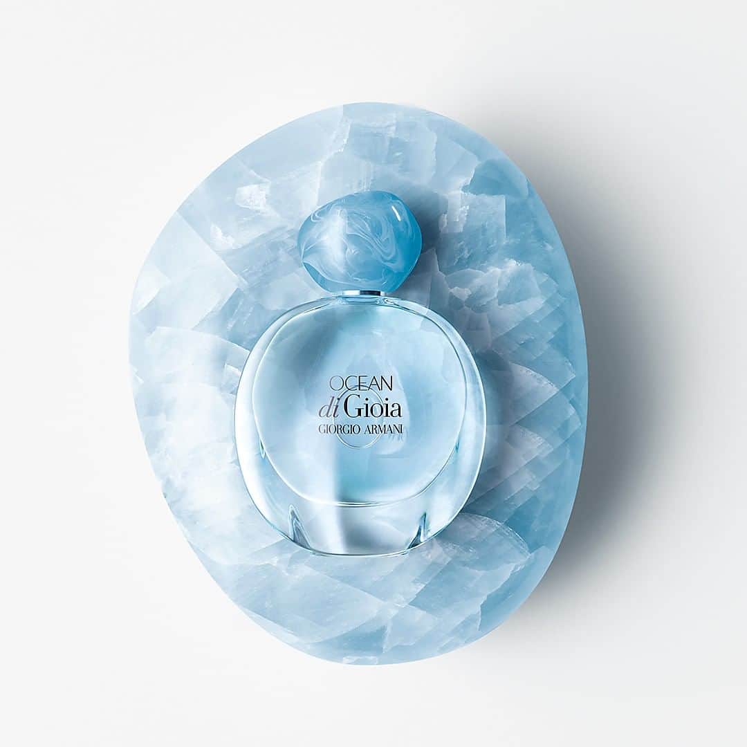 Armani Beautyさんのインスタグラム写真 - (Armani BeautyInstagram)「A fresh new scent for the summer. Introducing OCEAN DI GIOIA, a lively and sparkling new fragrance inspired by the immensity of the sea.  #ArmaniBeauty #OceanDiGioia #fragrance」6月13日 16時58分 - armanibeauty