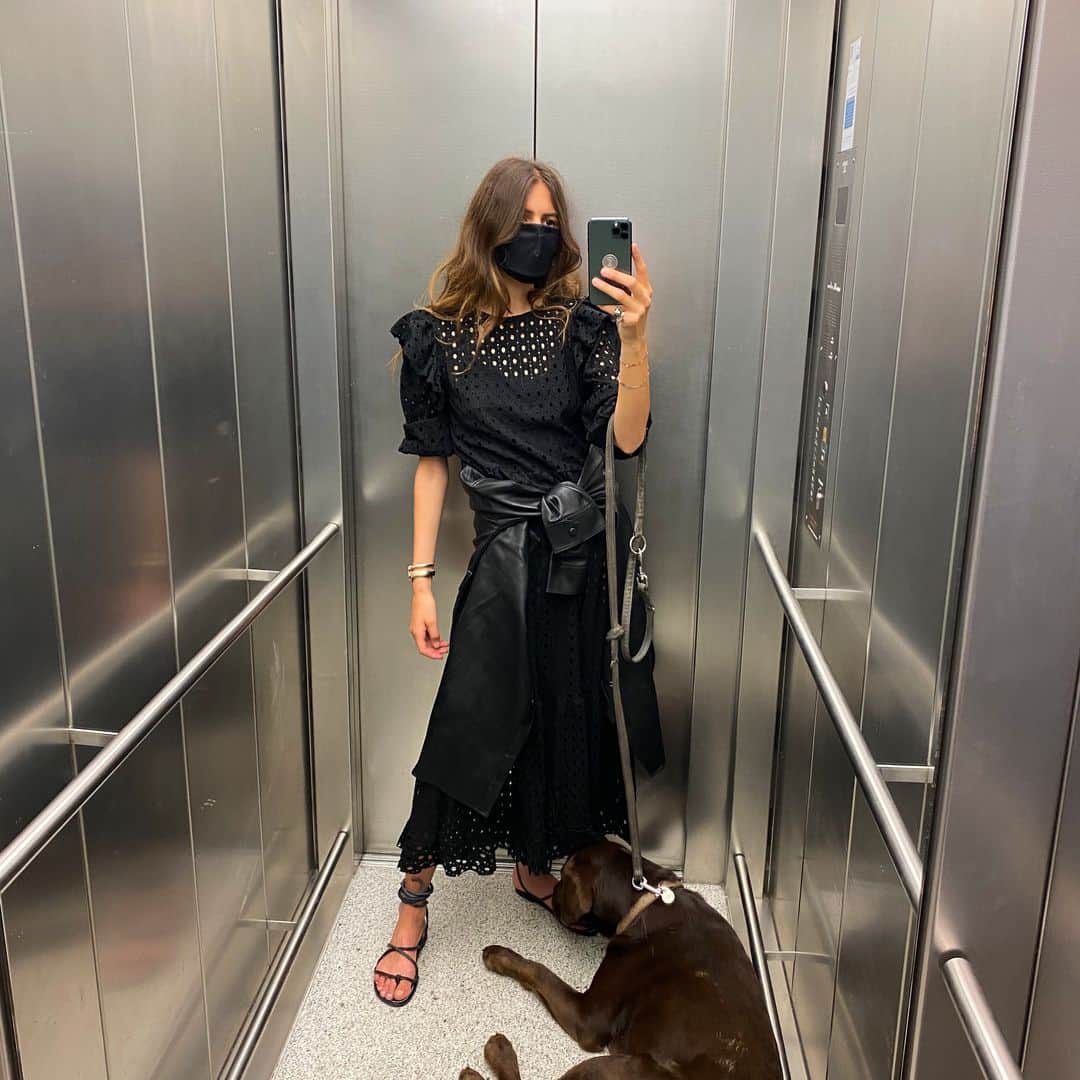 MANGOさんのインスタグラム写真 - (MANGOInstagram)「#ElevatorSelfie | This is our Mango Girl @majawyh about to walk her dog with her Mango face mask on, of course. Have you got yours? Face Mask: 77040185 #MangoGirls #MangoCollection」6月13日 17時00分 - mango