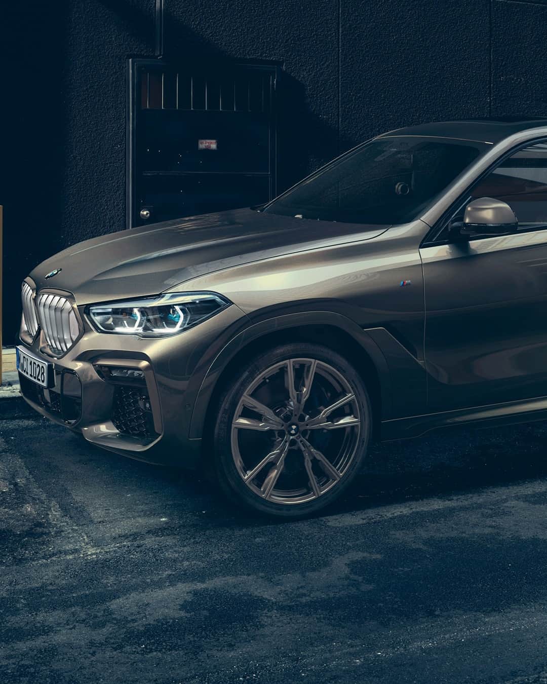BMWのインスタグラム：「A powerful hero of the metropolis. #TheX6 #BMW #X6 __ BMW X6 M50i: Fuel consumption in l/100 km (combined): 10.7–10.4. CO2 emissions in g/km (combined): 243–237.  Further information: www.bmw.com/disclaimer. Acceleration (0-100 km/h): 4.3 s. Power: 390 kW, 530 hp, 750 Nm. Top speed (limited): 250 km/h.」