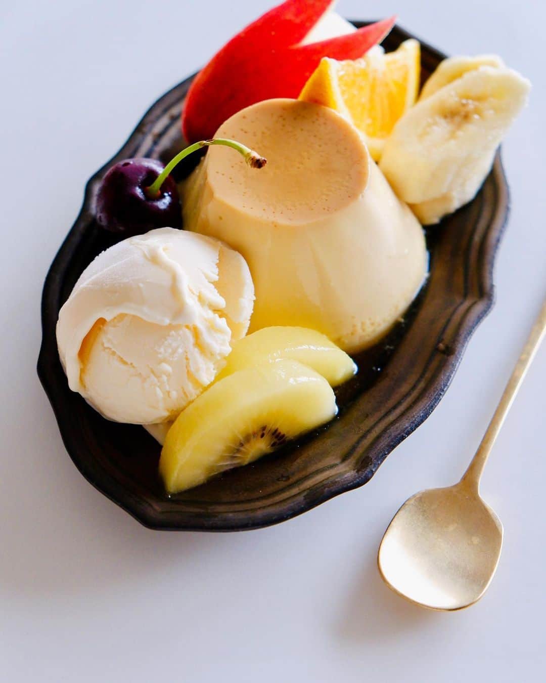 武智志穂さんのインスタグラム写真 - (武智志穂Instagram)「おうちでプリンアラモード。﻿ お腹が重くて重くて、もう凝ったお菓子作りはできないけど、プリンくらいならまだ🍮😋👍﻿ お砂糖は使わずメープルシロップで。﻿ （カラメルは甜菜糖使用。）﻿ 夫婦揃って固めプリンが大好物なので、卵多め、低温でゆっくりじっくり蒸してます。﻿ ﻿ ﻿ #武智家の食卓 #おうちカフェ #食いしん坊 #プリン常備してます」6月13日 17時02分 - shiho_takechi