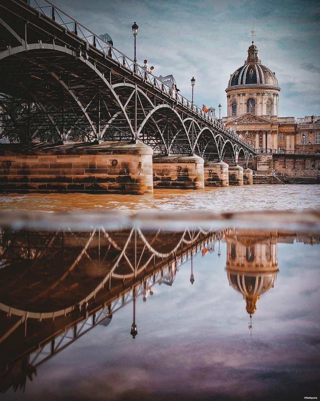 nathparisのインスタグラム：「REFLECTING PARIS... . Have a nice weekend 💛」
