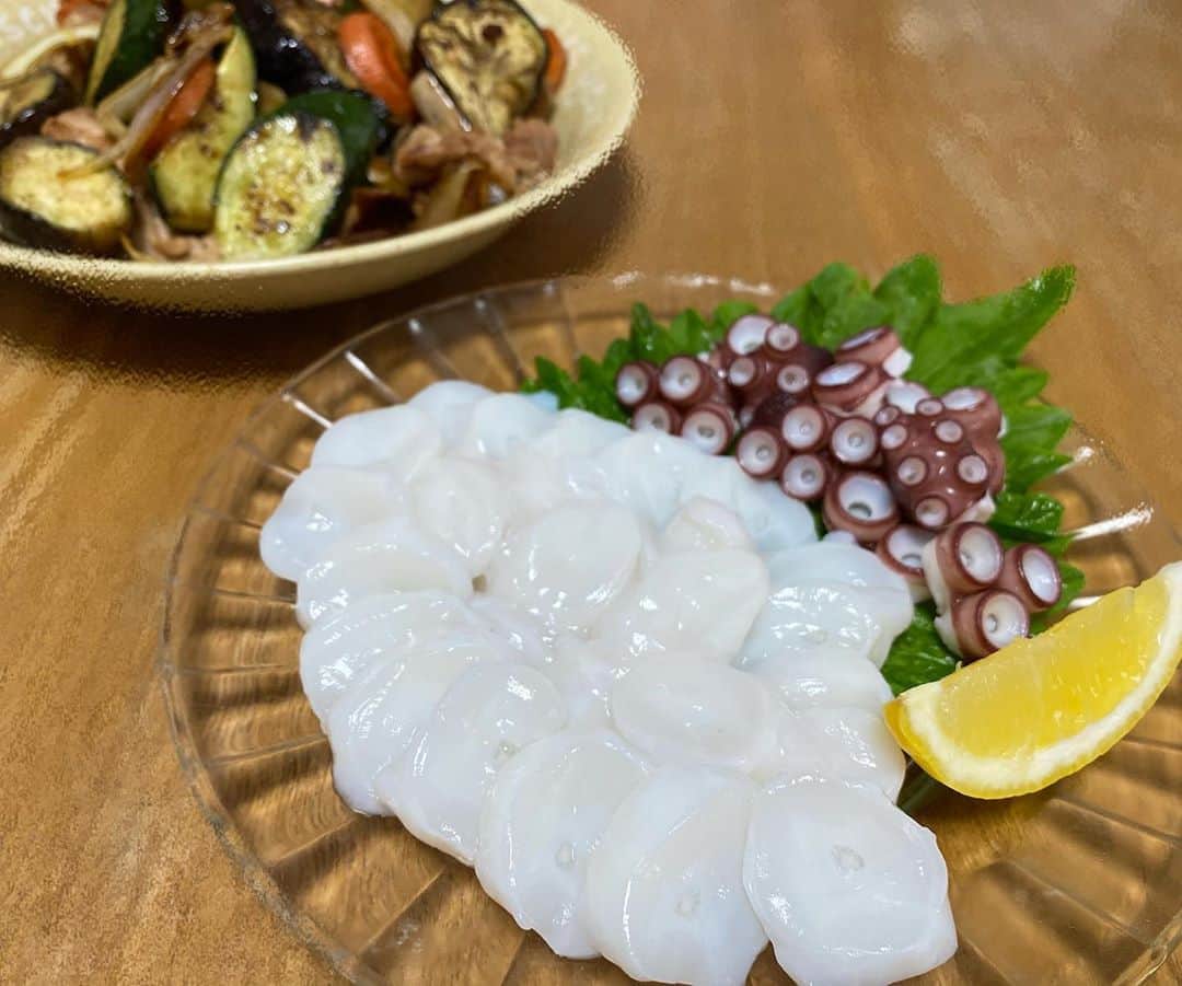 佐野優子のインスタグラム：「. たこ刺し🥢 🐙 ヌメヌメと葛藤しながら👩‍🍳💦 🐙 #たこ刺し #タコ刺身 #真蛸」