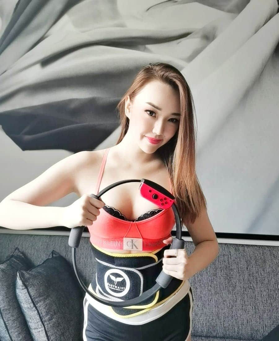 Nicole Chenさんのインスタグラム写真 - (Nicole ChenInstagram)「The latest trend now is to play Ring Fit on #nintendoswitch #ringfit #ringfitadventure #ringfitchallenge #throwback #huaweimate30pro You can get it at @maxsoftonline Lovely @meowmediasg lens :@yusilens #抖音#抖音有毒 #抖音上瘾 #抖音精选 #抖音短视频 #douyinvideos #uzzlang #korean #chinese #asian #tiktokchina  #uzzlangstyle #douyin #抖音日常 #抖音上癮 #抖音短視頻 #tiktok #douyinchina #小姐姐 #抖音🎵 #抖音短视频在线#情侣 #恋爱 #fashion」6月13日 17時09分 - nicolechen.tv