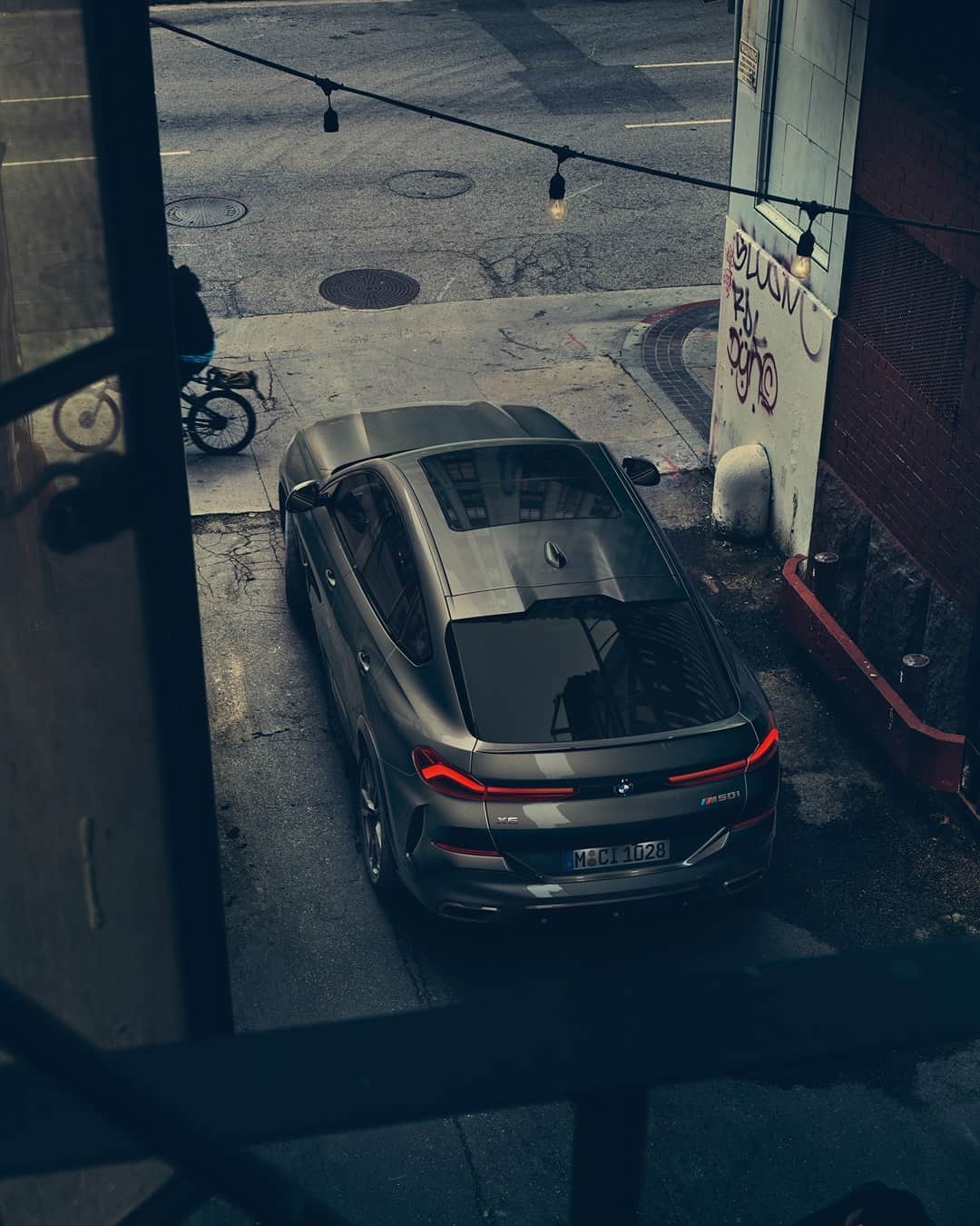 BMWさんのインスタグラム写真 - (BMWInstagram)「The backstreets of power. #TheX6 #BMW #X6 __ BMW X6 M50i: Fuel consumption in l/100 km (combined): 10.7–10.4. CO2 emissions in g/km (combined): 243–237.  Further information: www.bmw.com/disclaimer. Acceleration (0-100 km/h): 4.3 s. Power: 390 kW, 530 hp, 750 Nm. Top speed (limited): 250 km/h.」6月13日 17時10分 - bmw