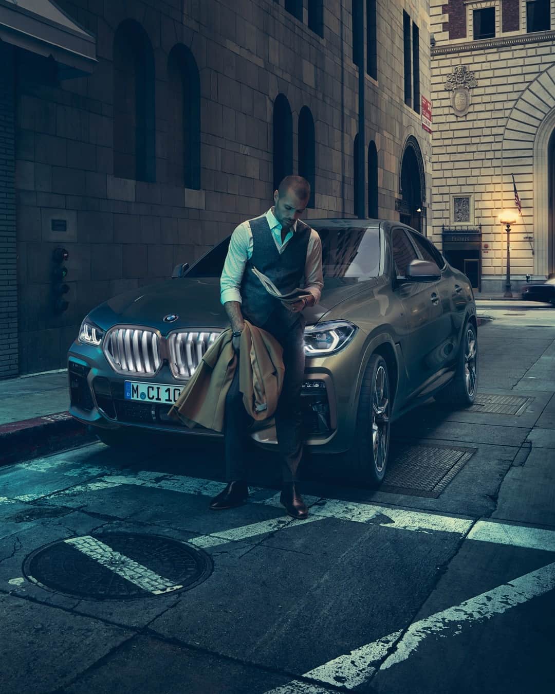 BMWのインスタグラム：「The backstreets of power. #TheX6 #BMW #X6 __ BMW X6 M50i: Fuel consumption in l/100 km (combined): 10.7–10.4. CO2 emissions in g/km (combined): 243–237.  Further information: www.bmw.com/disclaimer. Acceleration (0-100 km/h): 4.3 s. Power: 390 kW, 530 hp, 750 Nm. Top speed (limited): 250 km/h.」