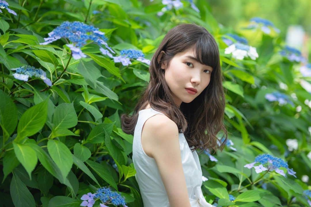 小川沙樹のインスタグラム：「最近家から出てなさすぎて分からないんですが、今って梅雨なんですか??☔️」