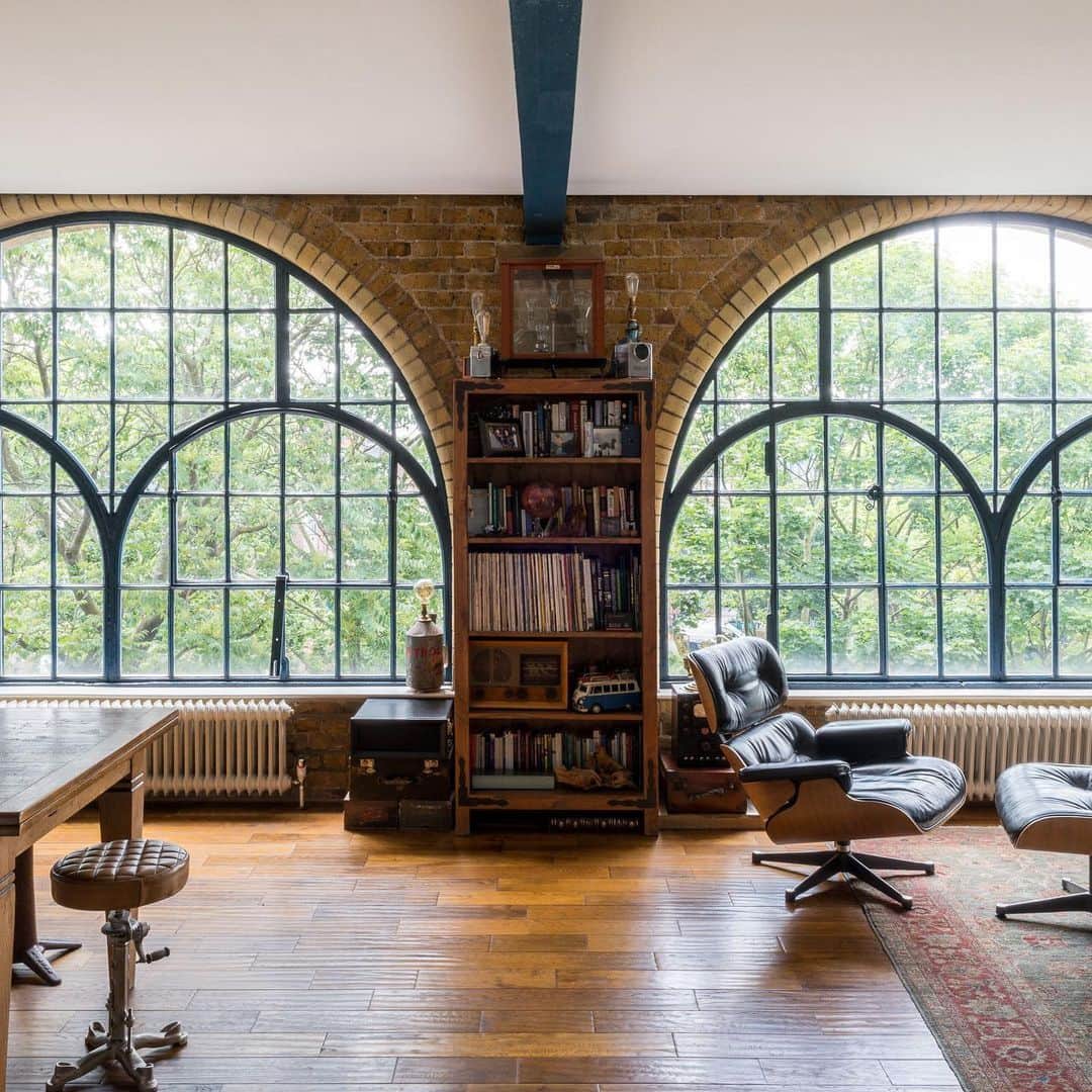 The Modern Houseさんのインスタグラム写真 - (The Modern HouseInstagram)「#forsale Leading Light: a two-bedroom apartment in Bermondsey with crescent-shaped windows that bathe the home in natural light. Follow the link in our bio to see the sales particulars.」6月13日 17時17分 - themodernhouse