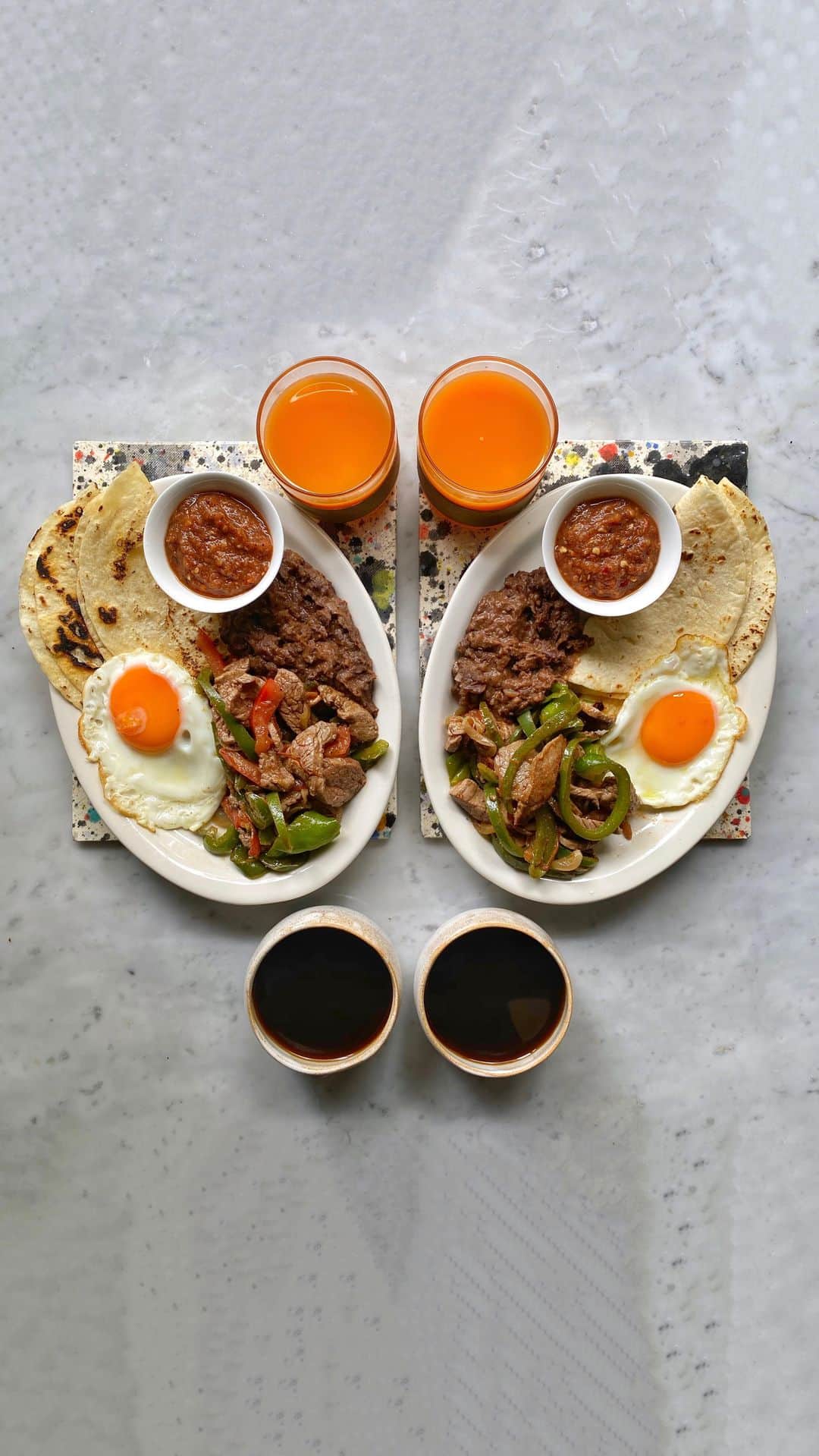 Symmetry Breakfastのインスタグラム：「Karla Zazueta @mexicanfoodmemories shows us her fathers favourite breakfast, Bistec Rancheros.  I started to write and blog about Mexican food, not only because I wanted to show people in UK that you can cook authentic and delicious Mexican food with the ingredients you find in UK, but also because I wanted to teach my children the richness about our cuisine and to preserve my family recipes.  So one thing led to another one and now my blog adventure led me to start teaching people how to cook Mexican food in London. I also do supper clubs from time to time and cook for small dinner parties.  I decided to cook this for you, because although we have lots of famous Mexican breakfasts, like chilaquiles or huevos rancheros, this breakfast is super special for me, as it used to be my dad’s favourite breakfast.  I’m from the north of Mexico, from Baja California and we love our carnes asadas (barbecues) so we eat a lot of meat, arrachera (bavette) is our favourite. So this breakfast is simple, but packed with Northern Mexican flavours. It is always serve with refried beans, fresh made corn tortillas, spicy salsa and eggs. My dad used to have black coffee and orange juice to drink with it.  Serves 2 Ingredients 300 gr bavette steak or any steak cut thinly strips 2 tomatoes 1/2 onion 1/2 green pepper 1 large fresh jalapeño Salt to taste Pinch of ground black pepper 2 tbsp rapeseed or vegetable oil To serve Refried beans Fried eggs Corn tortillas Spicy salsa Method Start by making the salsa and tortillas. Chop all the vegetables in julienned and have them ready. Heat a frying pan then add the oil. Once the oil is hot, add the vegetables, fry for 5 min, mixing continuously and add all the steak. Add salt and ground black pepper. While the meat is frying, cook the beans and fry the eggs. Cook the bistec for 7 min. Do not over cook it, otherwise it will be very chewy. To serve, spread some refried beans onto a plate then put some bistec ranchero and the eggs. Eat it with corn tortillas, spicy salsa. Enjoy」