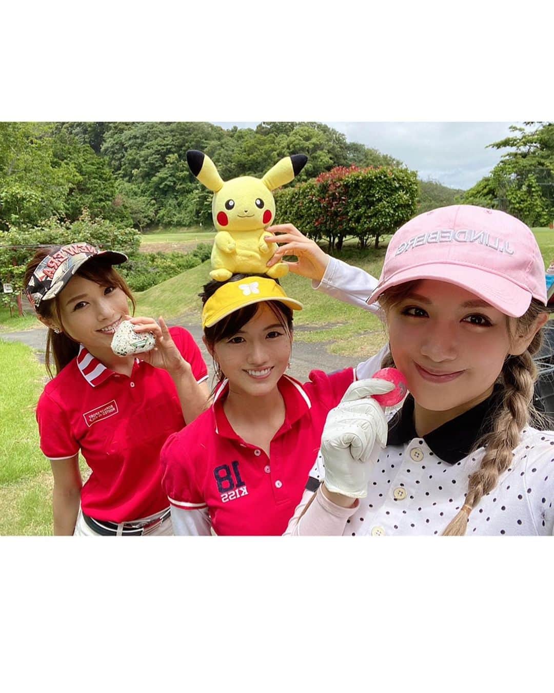 のインスタグラム：「. . 3人でのラウンドでした🐈💞 ちかちゃん、ひかりちゃん♡ 同い年メンバー💕 #鎌倉パブリックゴルフ場 @kamakura_public_g.c  @golftoday_birdies . . 鎌倉特製醤油ラーメンおいしかった♡ ここのランチはいつも美味しい😋 . . そして雨降って風強くなって寒くなって レインウェア🙀  #鎌倉#鎌倉ゴルフ#らーめん#らーめん女子#GTバーディーズ #ゴルフトゥデイ #レインウェア#golf#golfgirl #ladiesgolf #golfhotties #golfbabes #golflife #golfstagram #lovegolf #golfer #ゴルフ #ゴルフ女子 #ゴルフ大好き#instagolf #スポーツ女子 #골프 #모델 #한국  #高尔夫球 #golfswing #vg_fashion#ピカチュウヘッドカバー」