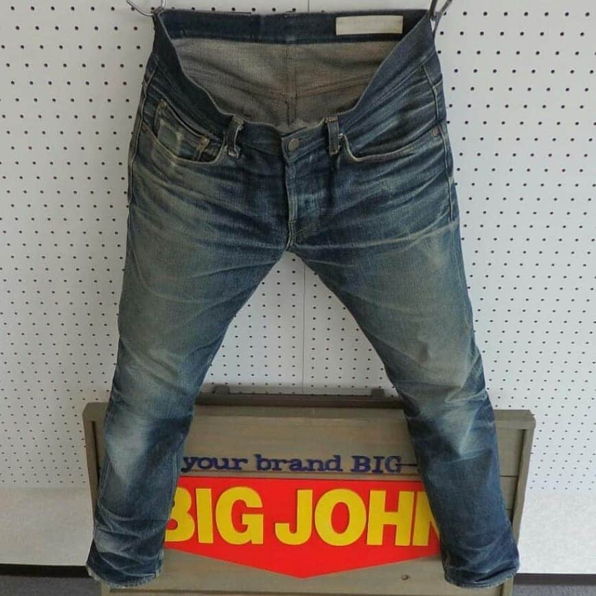 BIG JOHNさんのインスタグラム写真 - (BIG JOHNInstagram)「スタッフのRARE LOVEです。 R009 (RARE SLIM)15.5oz 着用期間:１年  @bigjohnjeans @bigjohnshop @bigjohnosaka @bigjohntokyo  #bigjohnjeans#denim#DENIM#23ozジーンズストリート#穿き込み#23オンス#履きこみ#rawdenim#selvage#selvagedenim#ヘビーオンス#国産ジーンズ#児島ジーンズ#デニム色落ち#R009 #BIGJOHN#okayama#kurashiki #kojima#ビッグジョン#セルヴッチ #ビッグジョンジーンズ#デニム#国産#岡山#児島#倉敷 #エイジング#経年変化#rigid」6月13日 17時28分 - bigjohnjeans