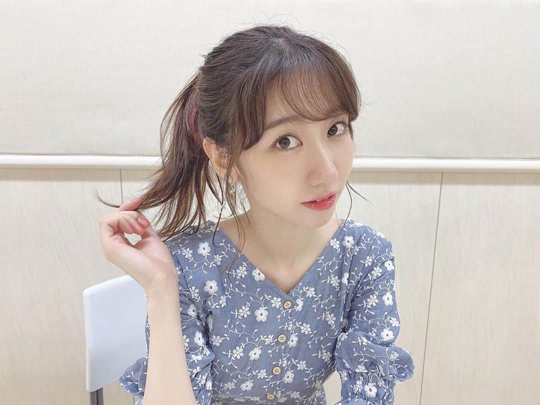 柏木由紀さんのインスタグラム写真 - (柏木由紀Instagram)「. 髪型でポニーテールが多いのは、 頭皮をひっぱって顔のリフトアップ効果を 狙っているからなのです...。 あとなんか気合い入る気がする🤫 #ポニーテール」6月13日 17時32分 - yukikashiwagi_official
