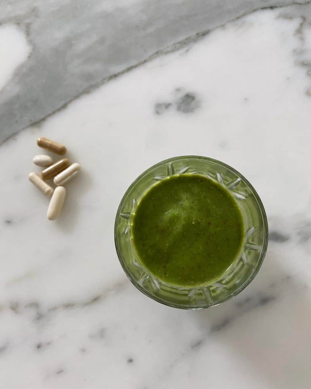 ペニーレ・タイスベックのインスタグラム：「Morning ritual💚 Green smoothie and vitamins for a glowing skin and hair. ( recipe: banana, avocado, spinach, chia seeds, linseeds, oatmilk, dates, spirulina and peanutbutter)」