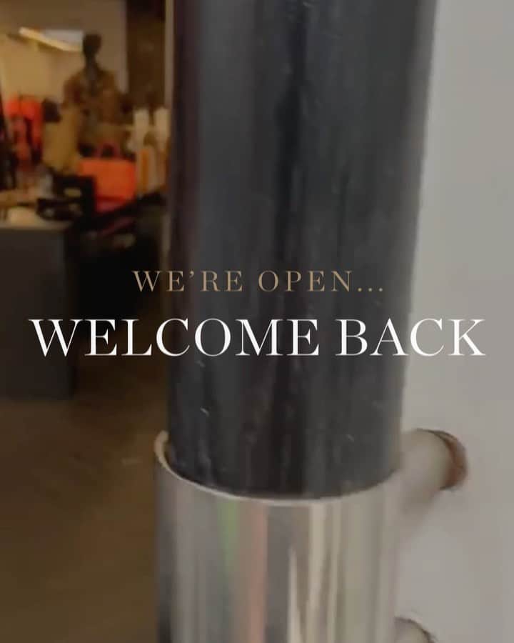 のインスタグラム：「I wanted to let you know about the changes we have made to ensure that the Wakeley experience you know remains the same for you in our Mayfair home which re-opens on Monday 15th June… We have been having fun making it as gorgeous as possible with all the new Summer deliveries 😊 and every area of the store has been thoroughly deep cleaned and sanitized.  We are opening for reduced hours… To ensure that our staff travel outside of peak times, so the store will be open from 11am to 4.00pm. If you would like to make an appointment outside of these hours please contact albemarle@amandawakeley.com and we will do our best to accommodate you. Social Distancing is the new norm… and so the store has been assessed for its size and layout to allow for customers and staff to safely socially distance. A reduced number of fitting  rooms will be in use to allow for these protocols to be followed. The store and fitting rooms will be fully cleaned after every use and any unwanted stock will be quarantined for 72hrs or steamed before being placed back on the floor. Complimentary masks will be available to you, along with hand-sanitizer and gloves. Should you request it, our sales team will wear a mask and gloves during your visit to store.  However, if you are not yet ready to visit us in store have you considered Virtual Styling… It’s fun and you can still enjoy shopping with personal advice from our experts at home . We are offering Zoom calls and style consultations with our store teams, available on an appointment basis.  #wearingwakeley #reopening #welcomeback」