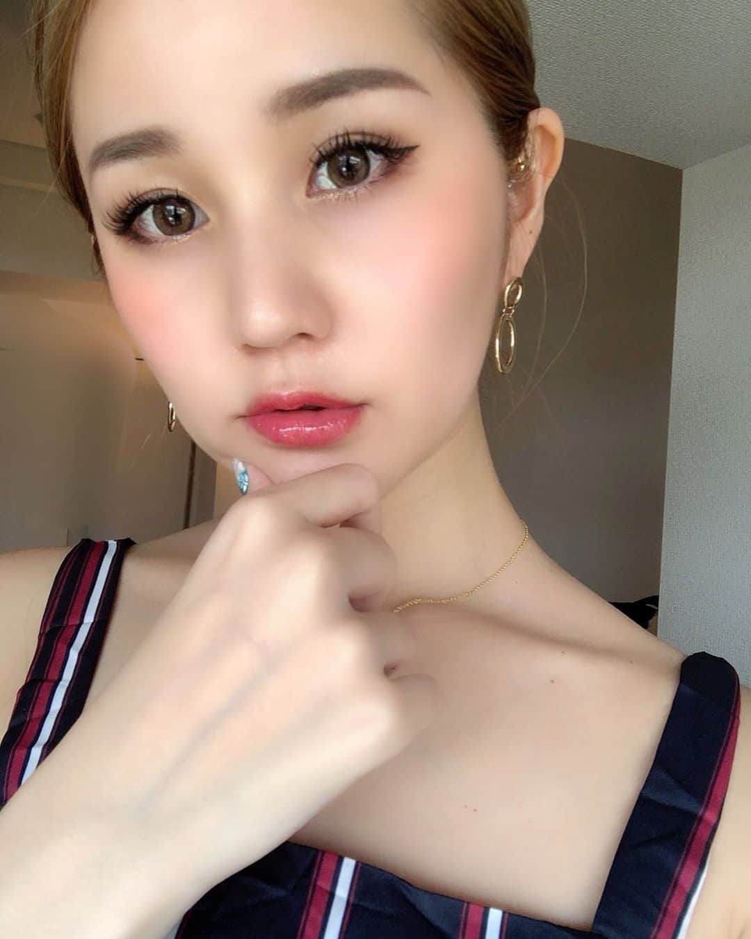 LORYのインスタグラム：「土曜日だー雨だねー☔️ おめめパッチリしてテンションあげてく🐒⭐️ ． 最近 @mnight.lush.ebisu で マツエクしてもらってるんだけど 持ちが良すぎてびっくりしてる！！😻 今回のデザインは全体的にいつもより短くしてもらいました🤍 前はいかに長く！濃く！だったのに だんだん変わっていくー😚🌼 #マツエク #eyelashextensions #midnightlush #makeup #japanesegirl #me」