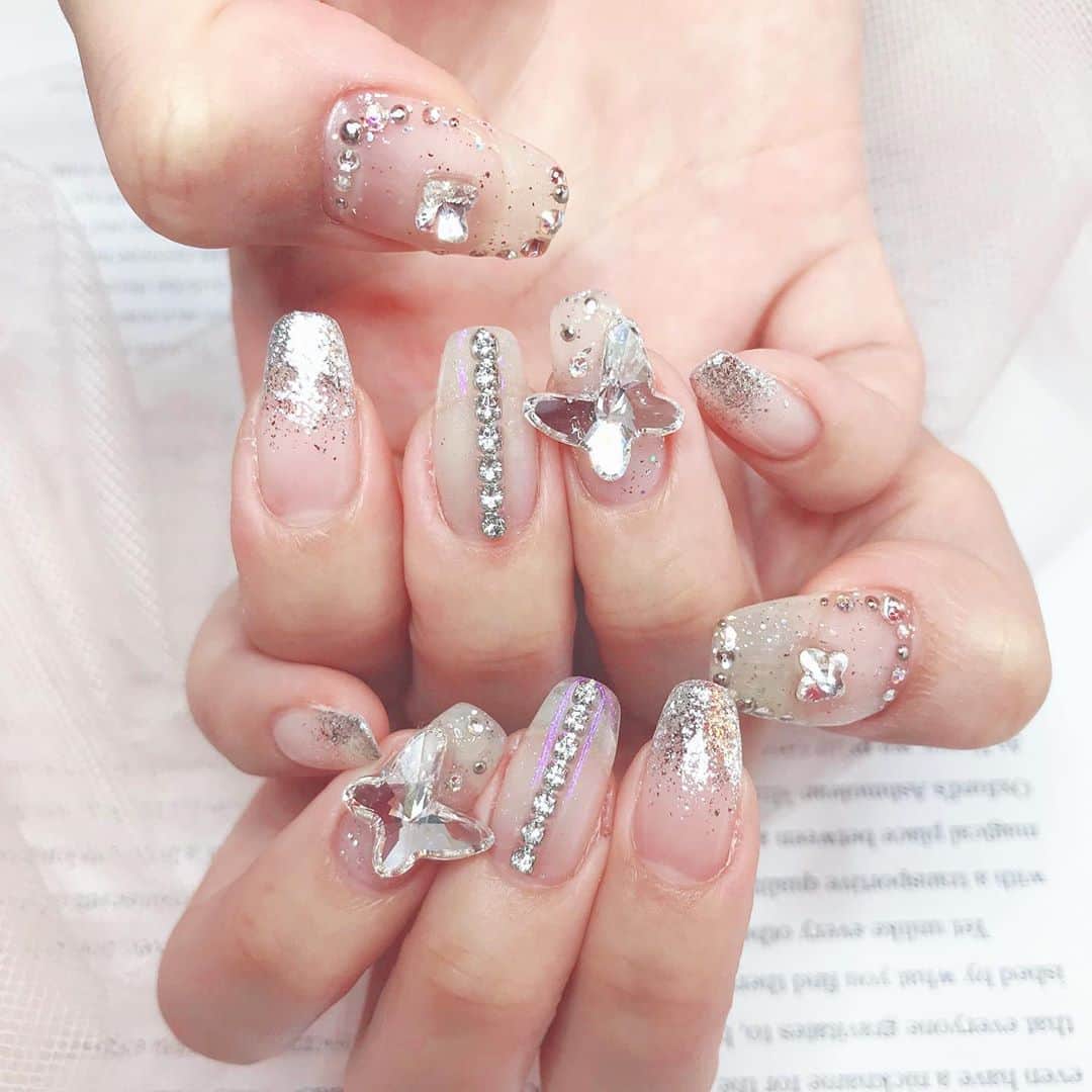 のインスタグラム：「💎💕New Nail💕💎 今回もキラキラたっぷりのネイルにしてもらったよ😍 ずっとやりたかった蝶々のパーツを薬指にドーン！と乗せて、インパクトやばやば🦋💕💕💕💕 めちゃくちゃお気に入り💎💕🦋✨ KAIくんいつもありがとう😘 #newnail #nail #pinkrosewindow」