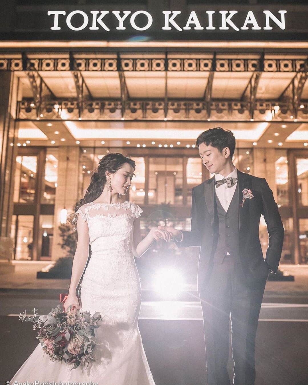 のインスタグラム：「@farny_weddingをフォローして #プラコレ #farnyレポ を付けて投稿してくださいね♥ . :-: :-: :-: :-: :-: :-: :-: :-: :-: 本日紹介したいウェディングフォトは・・・ @ayako.bridalphotographyさん♡ . 【#東京會舘 の前での ナイトフォトをご紹介✨】 東京・丸の内に位置する東京會舘＊ 97年の時を経て一新し "NEW CLASSICS"として 新しく生み出された会場*  ライトアップされた会場は 花嫁さまの美しさを引き出します。 . Hairmake: 山㟢 まりやさん ▷@mariya.mydresser dress: CHEZE ROBE ▷ @chezrobe :-: :-: :-: :-: :-: :-: :-: :-: :-: . \\花嫁ライター募集中// @farny_wedding の DMより”Farny 花嫁ライター希望”とお送りくださいね◎ 担当者から折り返しご連絡さしあげます⁂ . \\花嫁アプリ // プロのアドバイザーに結婚式の相談を何度でも♡ ウェディングドレスの記事や、 自分のウェディングレポを残せちゃう♡” . ＞＞＞TOPのURLからcheck ⋈ @placolewedding ＞＞＞結婚のご相談は プラコレウェディングアドバイザーへ♡ @wedding_adviser ＞＞＞ウェディングレポを残したいなら、 farny by プラコレをcheck ✎ @farny_wedding ＞＞＞ウェディングアイテム＆DIYは farnyアイテムをcheck ❁ @farny_wd.item . ┈┈┈┈┈┈┈┈┈┈┈┈┈┈┈┈┈┈┈ #プレ花嫁 #卒花嫁 #結婚準備 #結婚式 #結婚式場 #当日レポ #撮影指示書 #weddingtbt #weddingdress #ウェディングドレス #運命の一着 #ウェディングフォト #ブライダルフェア #挙式レポ #卒花しました #farnyレポ #前撮り  #2020夏婚 #2020春婚 #2020秋婚 #2020冬婚 #挙式 #令和花嫁 #全国のプレ花嫁さんと繋がりたい #東京駅前撮り #ナイトフォト #ナイトウェディング #東京花嫁」