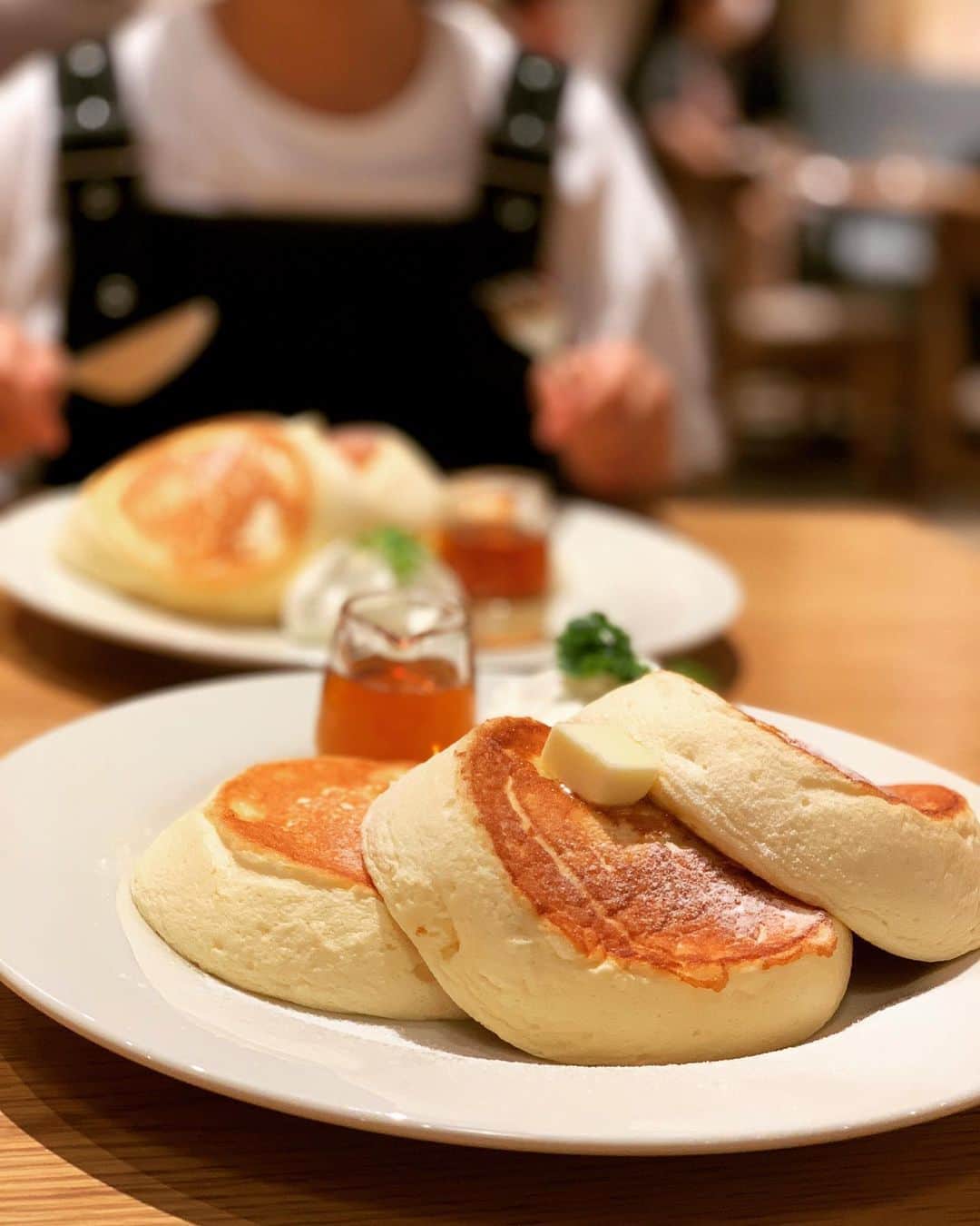 村上沙織さんのインスタグラム写真 - (村上沙織Instagram)「久しぶりにyorkys! 娘の用事の前に二人でカフェ。久しぶりのこんな時間♡  バナナスムージー🍌とバナナイチゴスムージー🍌🍓 が美味しくて驚き！！パンケーキは安定の美味しさでした♡  #yorkysbrunch#神戸カフェ #神戸グルメ」6月13日 17時40分 - rosysaorimonster