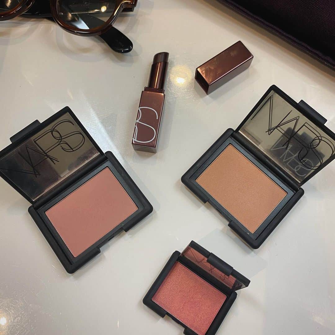畑野ひろ子のインスタグラム：「最近、セルフメイクは専らこれです。 @narsissist の色味が凄く好きです❤️ 大きめパレットが右からブラッシュ　4079と4081です。アイシャドーやチークどちらにも使います。 小さめパレットは、アイシャドー　色番ORGASMです。 リップの質問を頂きましたが、私は、一度コンシーラーで軽く赤みをおとしてからこのアフターグローリップのWICKED WAYSを塗ります。  #makeup #nars」