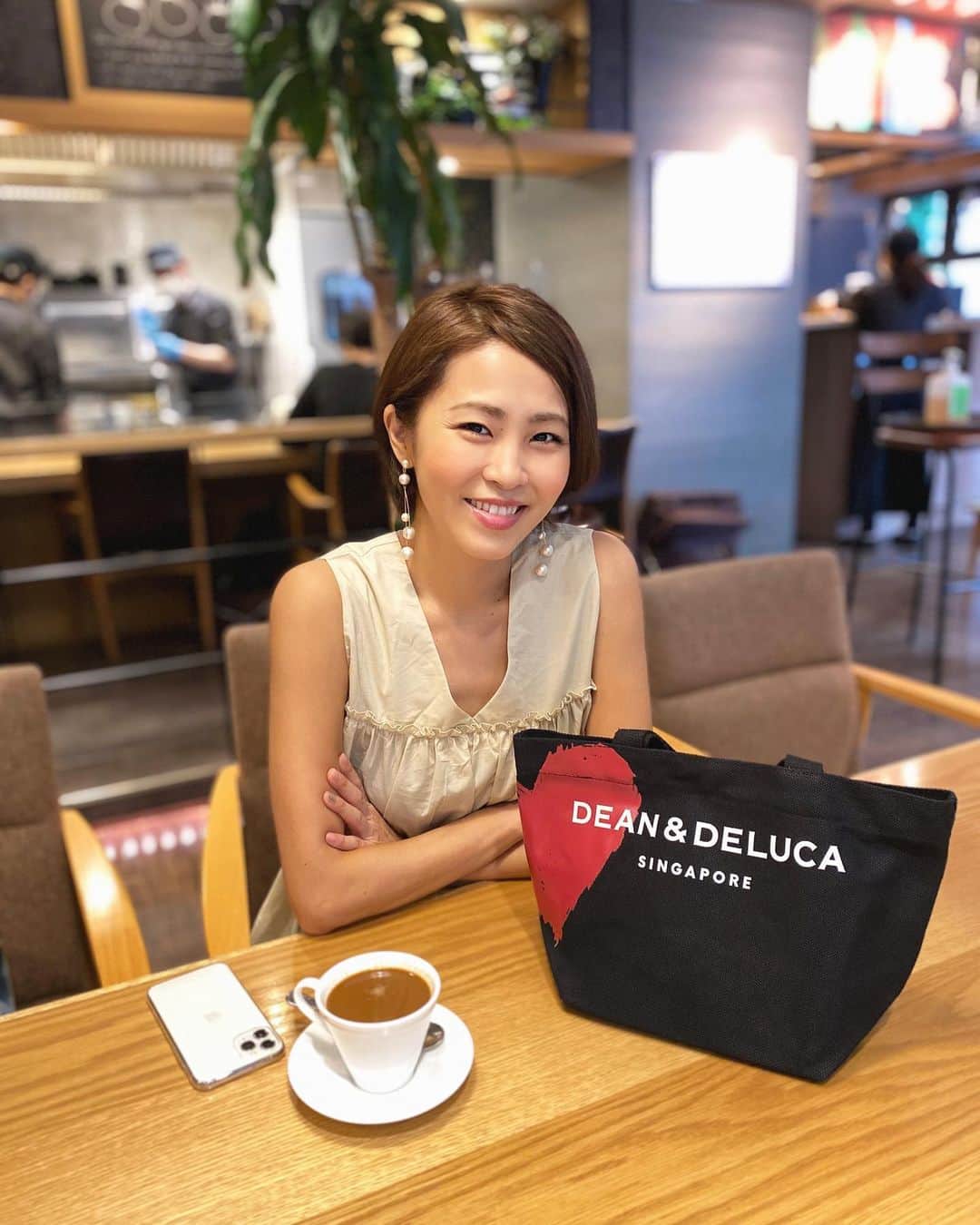 のインスタグラム：「. よく降るねぇ🙄☔️ . せっかくショートにしたのに ヘアワックスがなくなってしまい セットできずにぺしゃんこです🙉  今日ね、 DEAN&DELUCA SINGAPOREさんが シンガポールからバッグを プレゼントしてくださったの。 しかも2つも🤩 . さっき届いたばかりで DEAN&DELUCA大好きなので 嬉しくて嬉しくて、雨だけど さっそくご近所のお出掛けに もってきた！🥰 . @deandelucasg #deananddelucasingapore #deananddelucasg #deandelucasg #シンガポール限定」