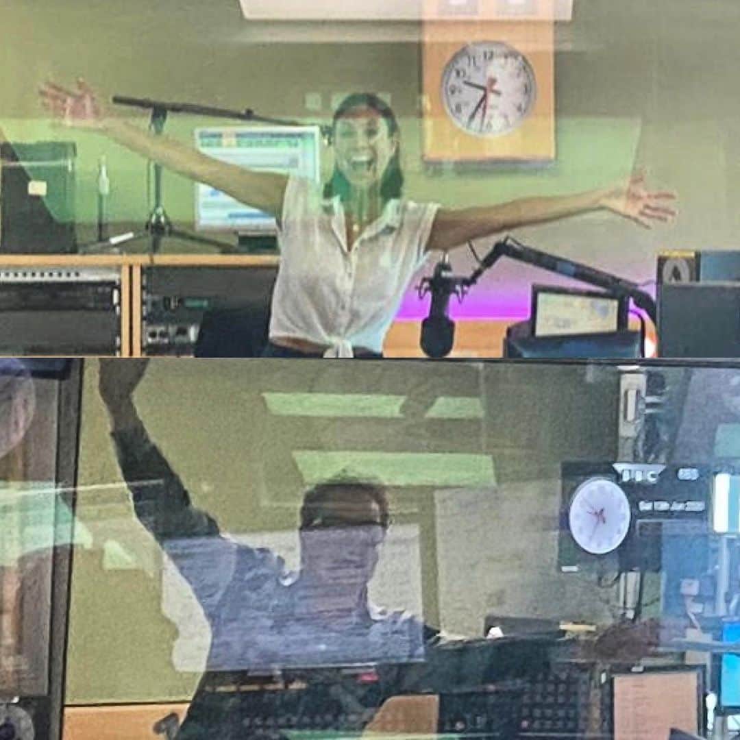 メラニー・サイクスさんのインスタグラム写真 - (メラニー・サイクスInstagram)「Me and this one! @chattyman on at 10am -1pm @bbcradio2 at Wogan House. So close yet so far away 😁💫🤗 join us peeps #radio2 #cohosts」6月13日 17時57分 - msmelaniesykes