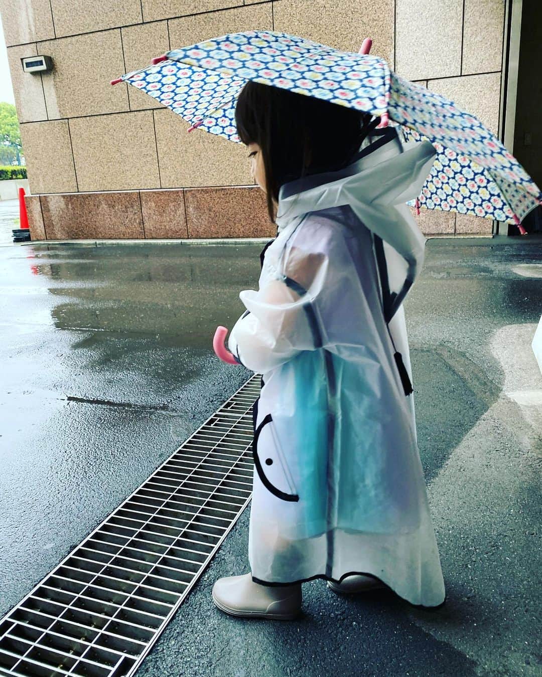 酒井景都さんのインスタグラム写真 - (酒井景都Instagram)「雨の日きこたま☔️。梅雨に備えて色々買っていたレイングッズの出番です。みずたまりのことを「水玉」あった！と言って遊んでいました。今はいろんな言い間違い、覚え間違いが可愛い♡  傘は　@cathkidston のもの。その他レイングッズすぐサイズアウトするであろうものはお安く購入。クレジットはROOMにて✔️ #キッズコーデ #雨の日コーデ #今日のきこたま #3歳0ヶ月」6月13日 18時00分 - katiiesakai