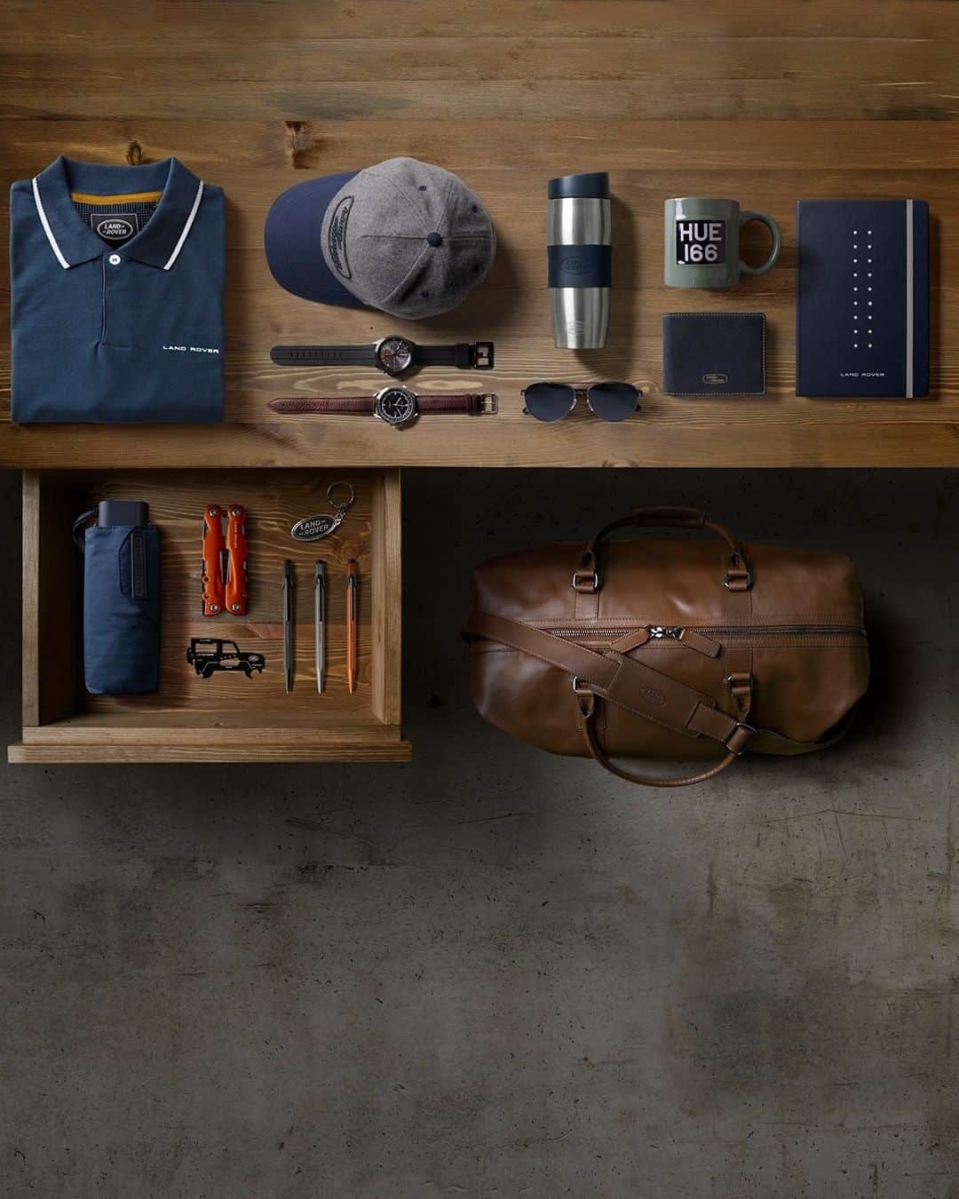 Land Roverさんのインスタグラム写真 - (Land RoverInstagram)「From classic travel bags, to rugged multi-tools, precision pens to handy umbrellas, and a collection of limited edition pop-colour prints that celebrate 50 years of the classic #RangeRover. Find #FathersDay gifts any legend would love – visit the link in our bio. #LandRover #FathersDay #FathersDay2020 #SpecialGifts #LandRoverEnthusiast #AboveAndBeyond #RangeRover50 #50YearsOfRangeRover #RangeRoverMemories」6月13日 18時00分 - landrover