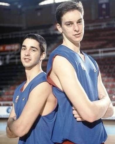パウ・ガソルのインスタグラム：「Hoy cumple 40 años alguien que para mí es como un hermano, una persona que es... La bomba!! 💣🏀 Feliz cumpleaños Juanqui!!!!!!!‬ #Familia ‪Hemos crecido juntos y los que nos queda por compartir! Por muchos años más! 😜🎉🎂」