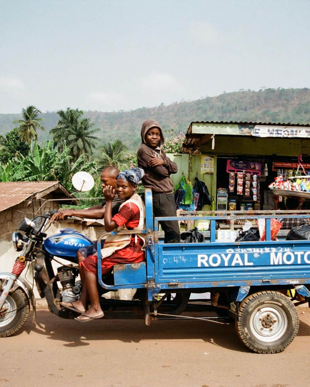 エレオノーラ・カリシさんのインスタグラム写真 - (エレオノーラ・カリシInstagram)「One of my highlights this year was to travel to Ghana together with the Gates Foundation and the @gavialliance and shoot a film, together with 5 other influencers from 5 other countries, in which we were able to get to know the work of the Gavi Alliance and its dedicated partners. We visited @zipline, which with the most modern technology in the form of drones can send medicines and #vaccines to the most remote places with pinpoint accuracy. We also went on various missions ourselves, taking the different traditional routes of transport by which medicines are brought to the remotest corners of the world. This trip has broadened my horizon incredibly and showed me how important it is to continue to bring these issues to the people and to make the work of the #GaviAlliance better known. All the more wonderful was the news that also Italy is supporting the Gavi Alliance. Among other things, this ensures that the pharmaceuticals and #vaccines continue to reach the people who would probably not receive them without this great work. #Ghana #adv #Africa #ZipLine」6月13日 18時23分 - eleonoracarisi