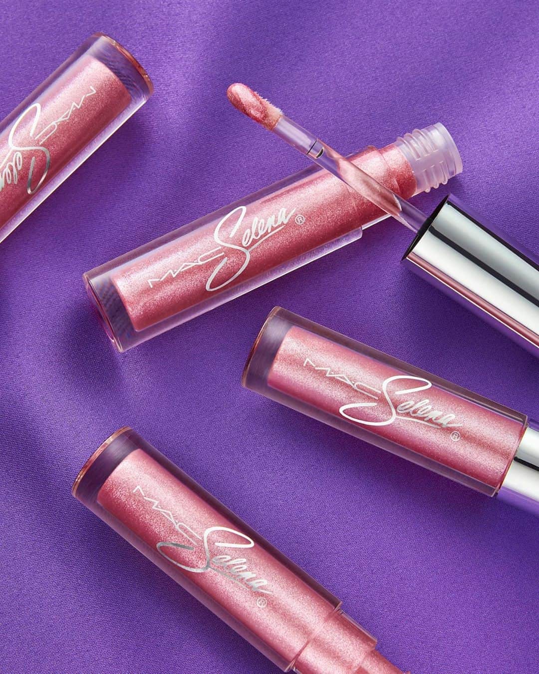 M∙A∙C Cosmetics Japanのインスタグラム：「歌姫「セレーナ・キンタニーヤ」をイメージした限定カラーコレクション🎼 ㅤ シルバーパールがきらめくリップグロス✨使用イメージはスワイプしてチェック👉  ㅤ ㅤ *公式オンラインショップ先行販売中 *7月3日(金) 全国発売 ㅤ ㅤ 【公式オンラインショップ限定特典】 ☑︎6月25日(木) 23:59まで全品送料無料！ ☑︎初回ご購入のお客様へ10% OFFクーポンをプレゼント（クーポンコードwelcome） ㅤ #MACセレーナ #MACSelena #MACCosmeticsJapan #MACCosmetics #MAC #MACコスメ #マックコスメ #コスメ #メイク #美容 #化粧品 #デパコス #コスメ部 #コスメマニア #コスメ好き #コスメ好きさんと繋がりたい #メイク好きな人と繋がりたい#夏メイク #夏コスメ #ツヤ肌 #透明感 #キラキラコスメ #新作コスメ #限定コスメ #MACリップ #コスメ紹介」