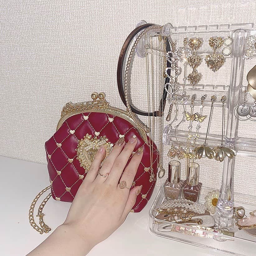 青木菜花のインスタグラム：「.﻿ .﻿ ♡♡♡﻿ ﻿ 私のアクセサリースタンド😚﻿ このリングお気に入りなの！﻿ ﻿ 7月31日まで"10shokora"こちらのクーポン使うと10%オフになるよ〜🥰﻿ .﻿ .﻿ ﻿#アクセサリースタンド #アクセサリー収納 #リング #アクセサリー #カチューシャ #ピアス #instalike #instagood #lfl #l4l」