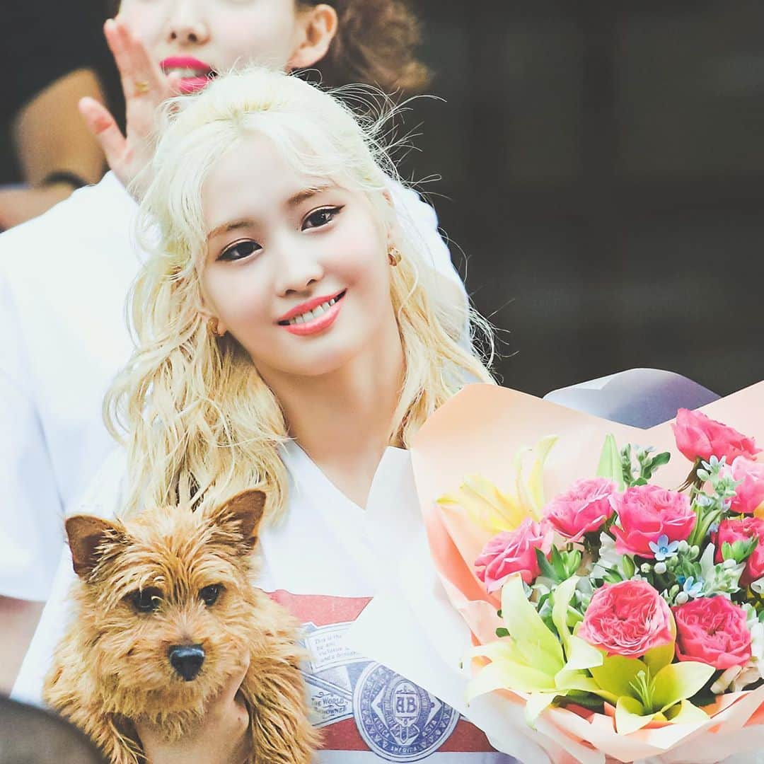 モモさんのインスタグラム写真 - (モモInstagram)「♡ [Fantaken] 2006012 - Leaving after Music Bank - ##MOMO #트와이스 #모모 #平井もも #もも #TWICE ©️_h1109m_」6月13日 18時31分 - momojype