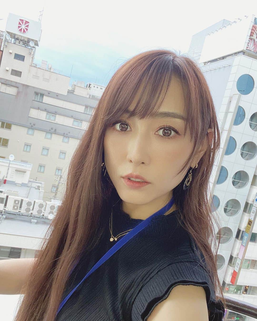 杏さゆりさんのインスタグラム写真 - (杏さゆりInstagram)「休日出勤🤗✨ 芸能とビジネスの二足の草鞋を本格的に活動中の杏です⭐️ . 何をやってるか。。。ブログに書いていこうと思っております✨ . 写真は会社のベランダから☀️ . 自然光だと髪のピンクが綺麗に見える❤️ 今日は17ライブやるよ〜🤗✨ . 生配信イベントのチケットも受付中ですっ！是非観に来てね🥺💕 オンラインで観る方はアーカイブで1週間観ることが出来るので、この時間ぎダメーって方でも観れますよん❤️ https://t.livepocket.jp/e/lzsl7 . お待ちしてます🥺💕 . #二足の草鞋 #生配信　@　#中目黒トライ #17ライブ #杏さゆり　#SayuriAnzu」6月13日 18時24分 - anzu_sayuri_official