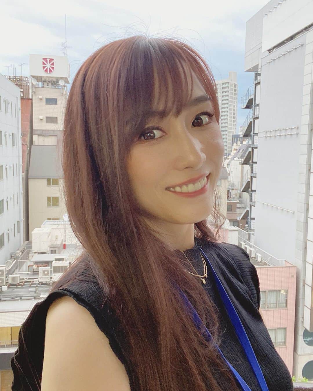 杏さゆりさんのインスタグラム写真 - (杏さゆりInstagram)「休日出勤🤗✨ 芸能とビジネスの二足の草鞋を本格的に活動中の杏です⭐️ . 何をやってるか。。。ブログに書いていこうと思っております✨ . 写真は会社のベランダから☀️ . 自然光だと髪のピンクが綺麗に見える❤️ 今日は17ライブやるよ〜🤗✨ . 生配信イベントのチケットも受付中ですっ！是非観に来てね🥺💕 オンラインで観る方はアーカイブで1週間観ることが出来るので、この時間ぎダメーって方でも観れますよん❤️ https://t.livepocket.jp/e/lzsl7 . お待ちしてます🥺💕 . #二足の草鞋 #生配信　@　#中目黒トライ #17ライブ #杏さゆり　#SayuriAnzu」6月13日 18時24分 - anzu_sayuri_official