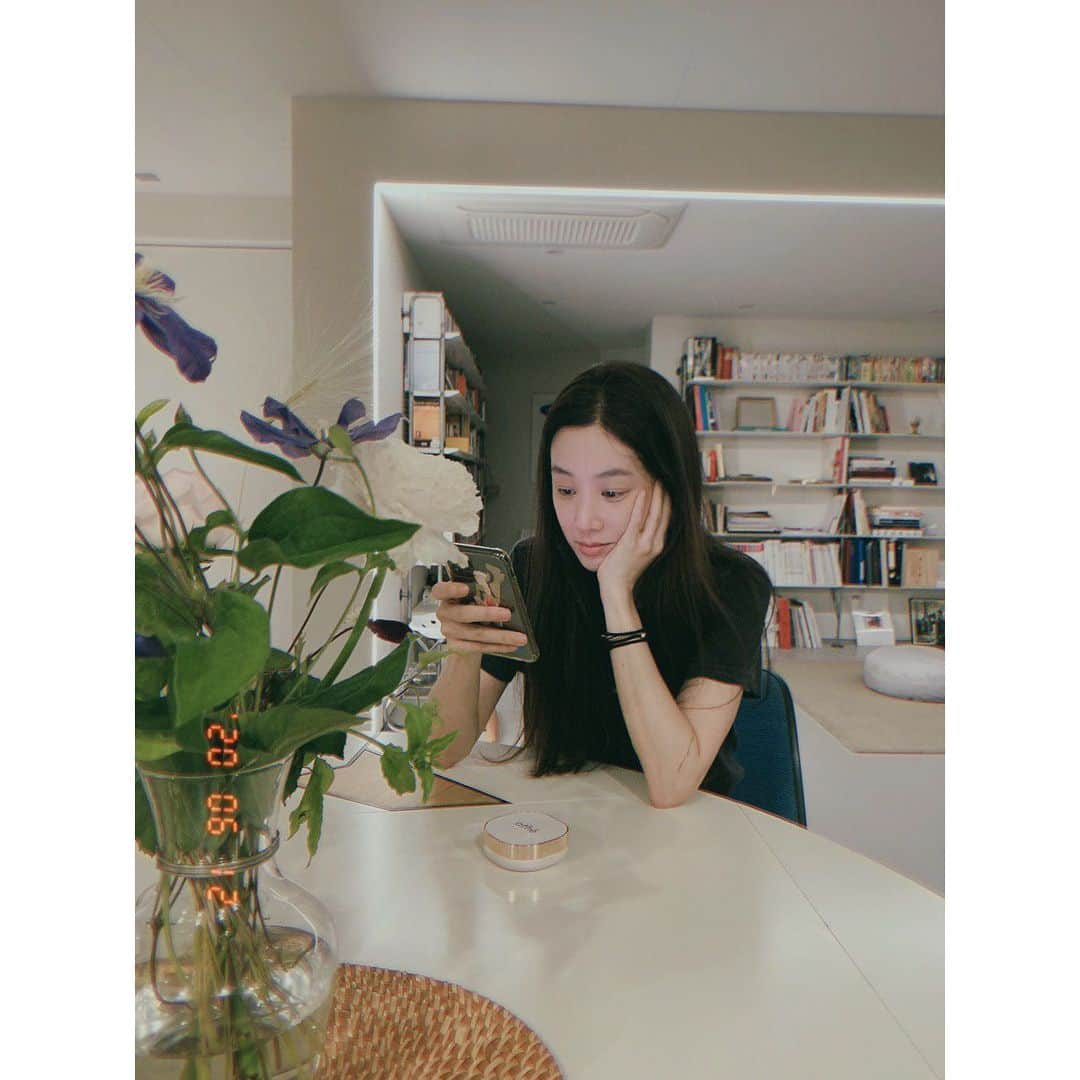 チョン・リョウォンのインスタグラム：「. 백만년만에 뿌염하고 머리피고 꽃단장 했는데. 막상 갈곳이 없을때-」