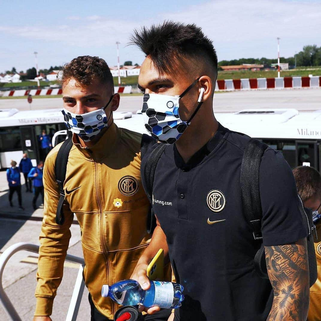 インテルナツィオナーレ・ミラノさんのインスタグラム写真 - (インテルナツィオナーレ・ミラノInstagram)「SETTING OFF 🛫🏟 With the official Nerazzurri face masks #Inter #ForzaInter #NapoliInter #travel #masks」6月13日 18時27分 - inter