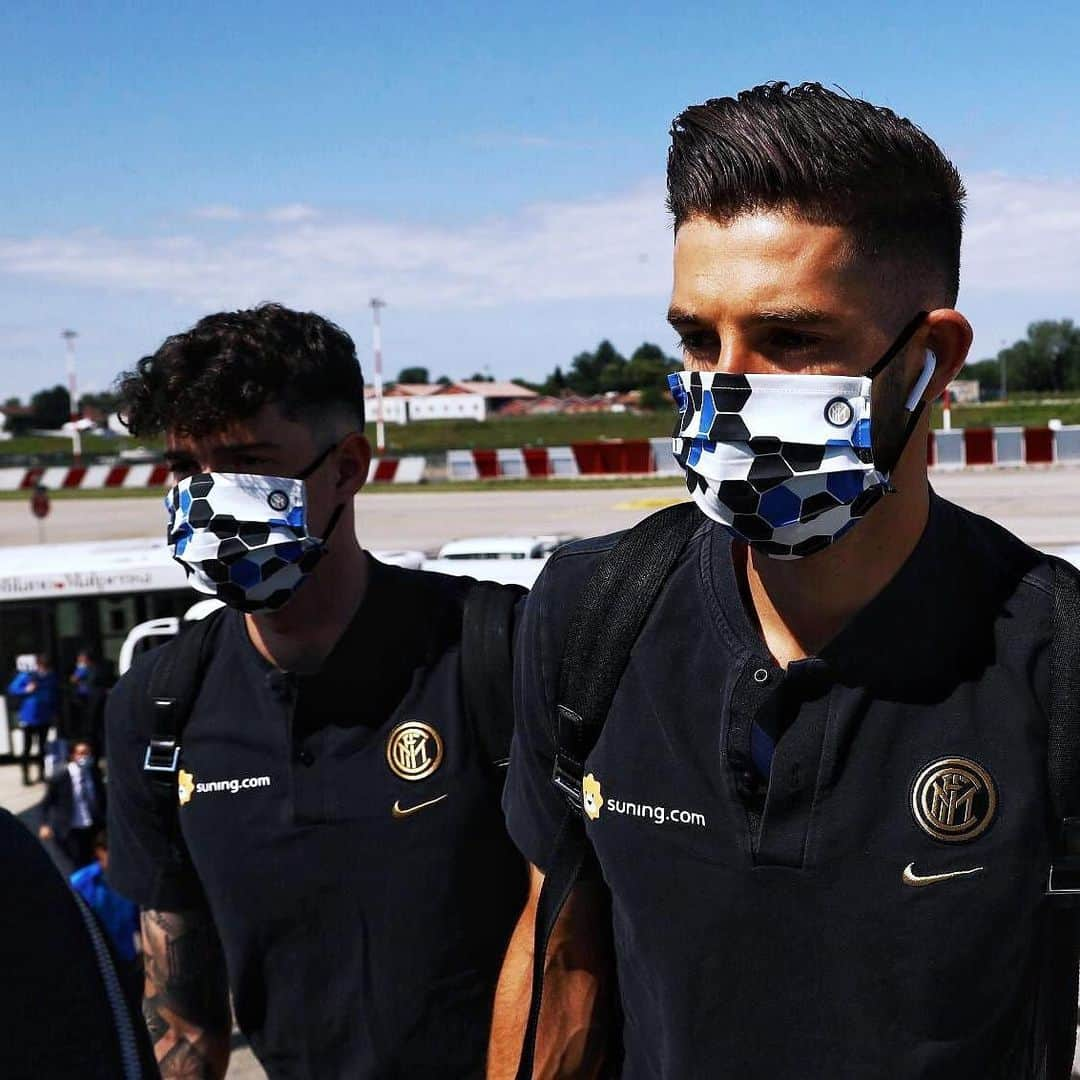 インテルナツィオナーレ・ミラノさんのインスタグラム写真 - (インテルナツィオナーレ・ミラノInstagram)「SETTING OFF 🛫🏟 With the official Nerazzurri face masks #Inter #ForzaInter #NapoliInter #travel #masks」6月13日 18時27分 - inter