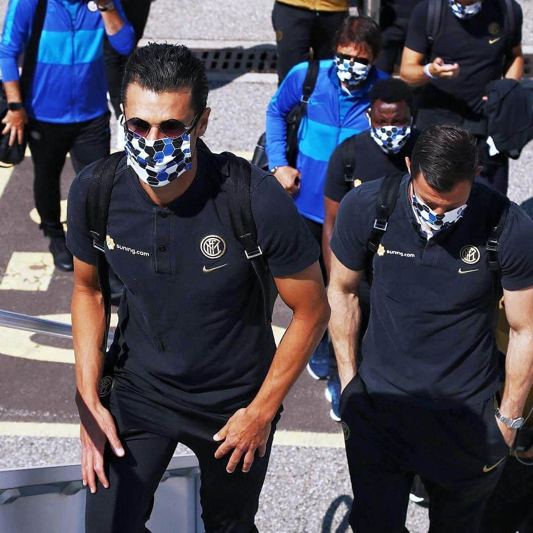 インテルナツィオナーレ・ミラノさんのインスタグラム写真 - (インテルナツィオナーレ・ミラノInstagram)「SETTING OFF 🛫🏟 With the official Nerazzurri face masks #Inter #ForzaInter #NapoliInter #travel #masks」6月13日 18時27分 - inter