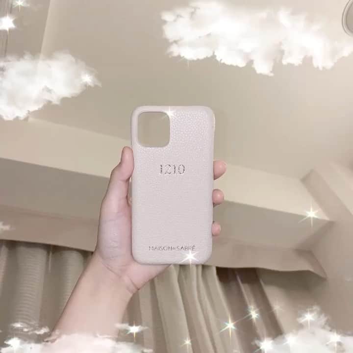 若林真帆のインスタグラム：「‥﻿ ﻿ newスマホケース👸🏼﻿ ちなみに1210は誕生日🕊﻿ ‥﻿ #メゾンドサブレ #maisondesabre #iphonecase」