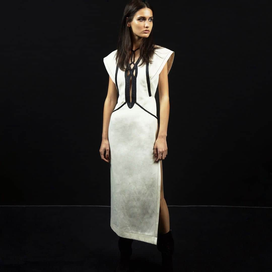 ジェニーさんのインスタグラム写真 - (ジェニーInstagram)「Contrasting black embroidery on our white denim dress give it an adventours look. #Genny #MadeinItaly #SS20」6月13日 18時30分 - gennyofficial