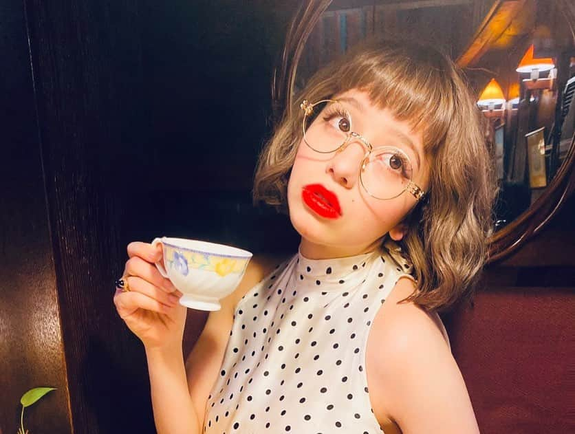 ハンナさんのインスタグラム写真 - (ハンナInstagram)「三軒茶屋、喫茶セブンにて 紅いエナメルのヒールが素敵でショ¿💋」6月13日 18時34分 - maximumthehanna