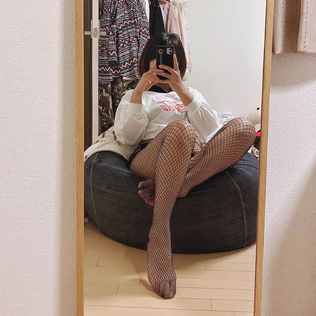 のインスタグラム：「#ootd 好了，你們要的腿 補上了補上了 （圓滿 今天攝影師一號君休息 . . #dailylook #legs #tights #stockings #cute #kawaii #girl #fashion #today #photooftheday #instagood #instadaily #follow  #美脚 #美脚モデル #タイツ #ストッキング  #腿控 #腿控福利 #長腿」
