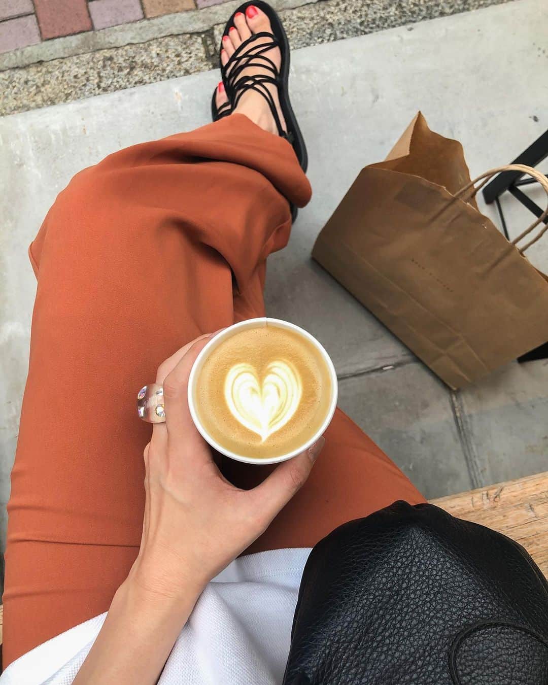 岩崎志保のインスタグラム：「☕️🧡🤎 よくある構図すぎるけど許して  笑」