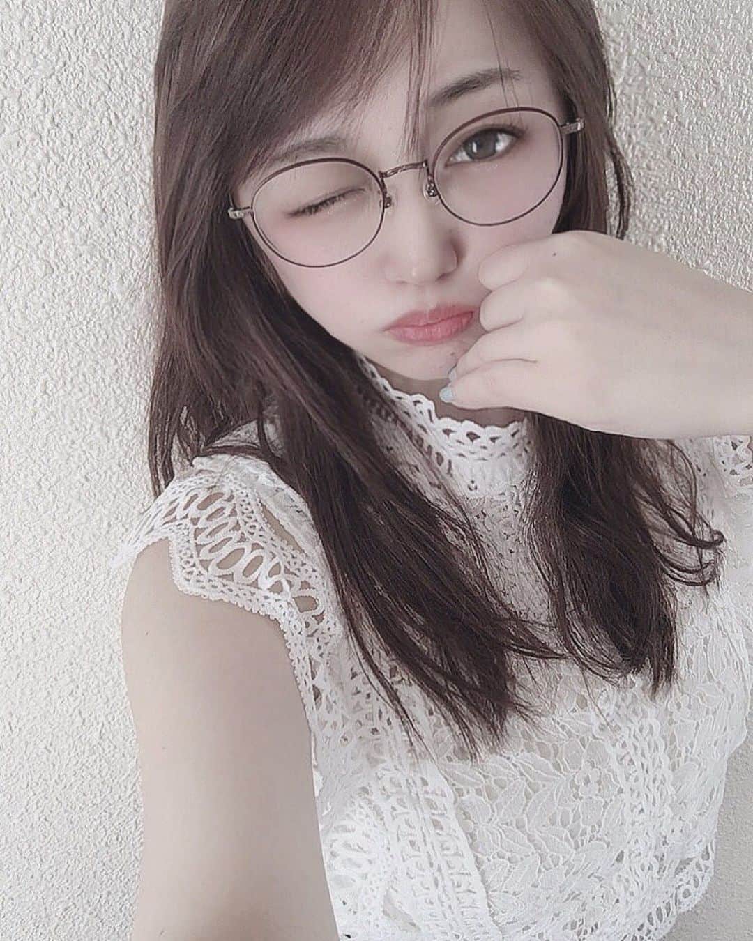 橋元優菜のインスタグラム：「オフショット❷📸  黒ばっかり好んで着るので、似合う白は重宝します🧍🏼 ＊ ＊ ＊ ＊ ＊ ＊  #白コーデ #眼鏡 #眼鏡女子 #メガネ女子 #メガネコーデ #ノースリーブ #ノースリーブ女子 #レーストップス #アラサーコーデ #アラフォーコーデ #体型カバー #ウインク #漂亮 #女孩 #ガーリーコーデ  #モテコーデ #jinssnap #ビジョナビ #japanesegirl #asianmakeup #asianmodel」