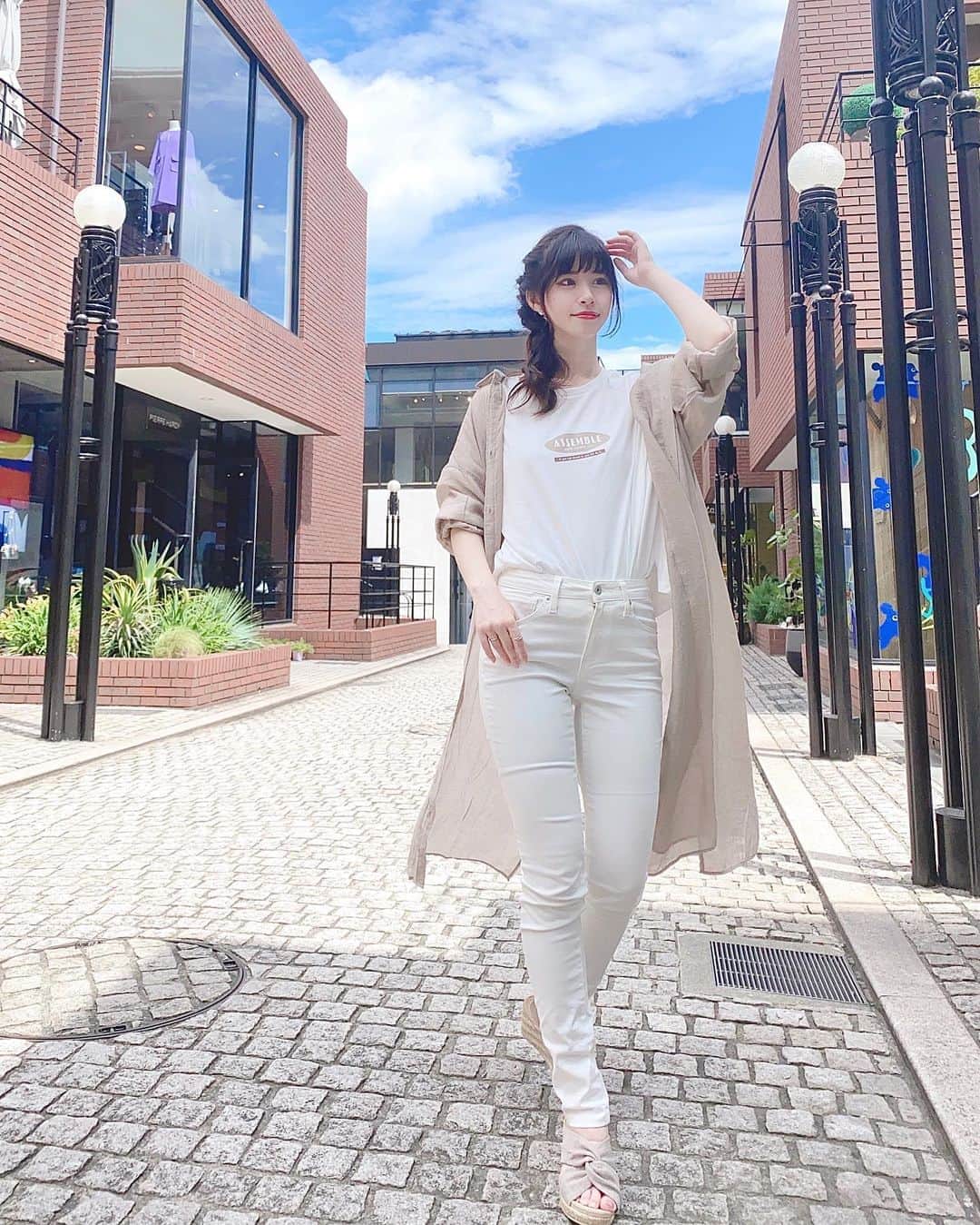 のインスタグラム：「. . 今日はちょっとカジュアルめなコーデにしてみたよ✨ . モカカラーのシャツが可愛すぎてずっとヒラヒラさせてた← シャツは濃いめのカラーでも重たくならずに、透け感で遊べるからすごく好き🥰 . おニューの @vivian_collection_official のサンダルと合わせたんだけどこれまた可愛すぎる👠💕 . .  白×モカでトレンドも抑えつつ爽やかコーデに🎐✨ . tops: petit_bijou2020  pants: @gu_global  outer:  petit_bijou2020  sandal: @vivian_collection_official . . .  #salonmodel #model #ヘアアレンジ #makeup #コーディネート #メイクアップ #ヘアカラー  #サロンモデル #サロモ #フリーモデル #フリーランスモデル  #ロングヘア #モデル #撮影 #作品撮り #ファッション #メイク #コスメ　#make #今日のコーデ #お洒落さんと繋がりたい  #キレイめコーデ #キレイめカジュアル  #GU #ジユジョ #petitbijou #プチビジュー」