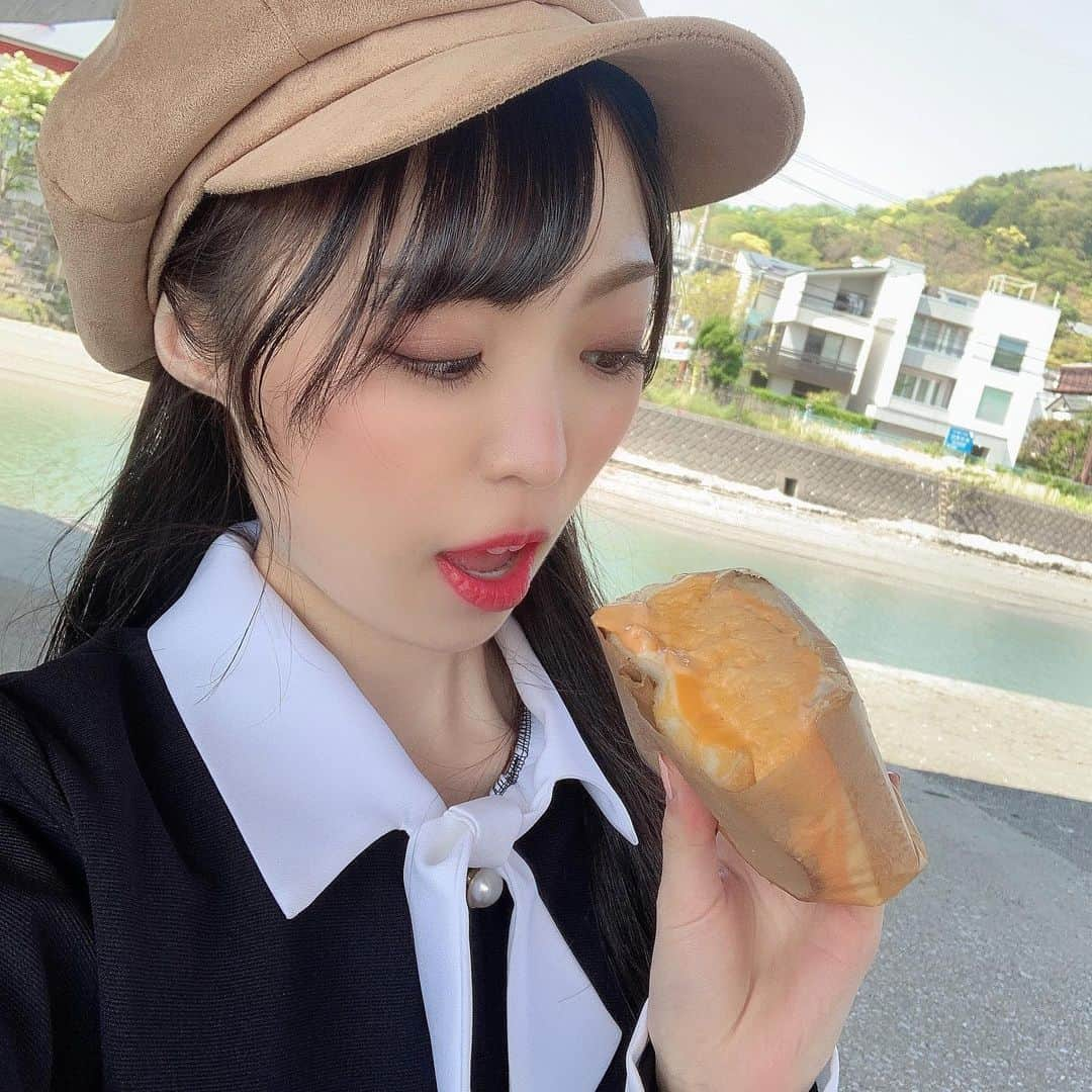 白井佑奈さんのインスタグラム写真 - (白井佑奈Instagram)「. . #sundownertokyoomuretsu . . 👑トロットロなオムレツサンド👑 . . オムレツサンド Wチーズ(¥930) . 手に持つと卵のトロトロ具合が半端ないのがわかる🥺半熟オムレツのサンドウィッチ💗 . 分厚くてフワッフワですごいボリューム！だけど美味しすぎてペロッといけちゃう✨ . トッピングのWチーズのおかげで味が濃厚😋チーズみょーんでした♪ . . . ＊＊＊＊＊＊＊＊＊＊ sundownertokyoomuretsu @sundownertokyoomuretsu  11:00~売切次第終了 〒249-0006 神奈川県逗子市逗子6-5-1藤和5番館W&G2F ＊＊＊＊＊＊＊＊＊＊ . プロフィールリンクはこちら👉 @yuna_smile0130 . . . #白井佑奈 #yunashirai #shiraiyuna  #東京オムレツ  #サンダウナートーキョーオムレツ #オムライス #逗子海岸 #逗子カフェ #逗子ランチ #葉山ランチ #葉山カフェ #鎌倉カフェ #鎌倉グルメ #鎌倉ランチ #鎌倉食べ歩き #テイクアウト #たまごサンド #食べ歩き #ポトレ女子 #被写体になります #カメラマンさん募集 #被写体サーチ #グルメな人と繋がりたい #カフェ巡り好きな人と繋がりたい  #スイーツ好きな人と繋がりたい #カフェ部 #japanesegirl #followｍe  #sandwich」6月13日 19時02分 - yuna_smile0130