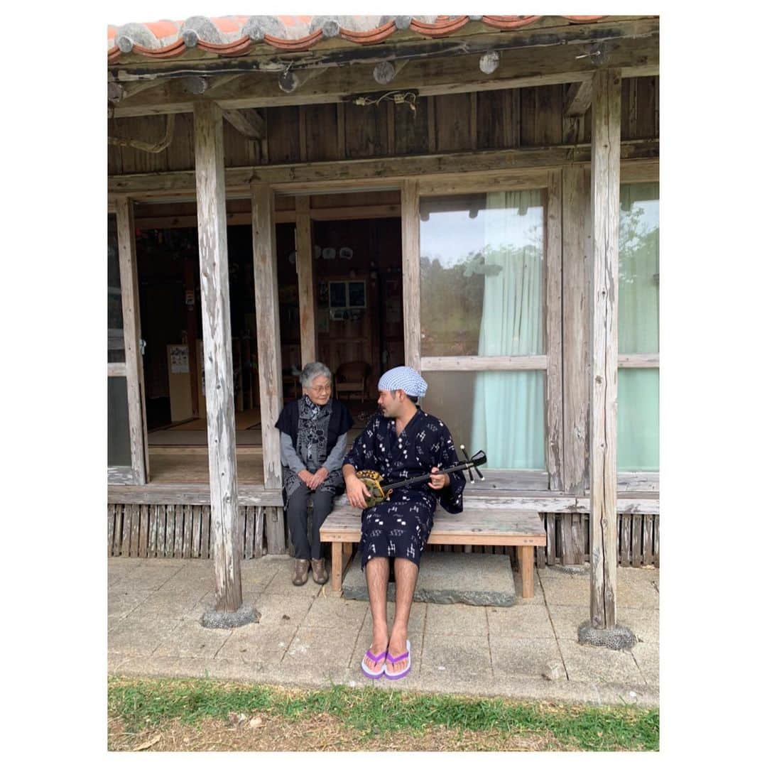 のインスタグラム：「竹富島観光ルール&マナーアップ動画に 沖縄の芸人さん #ありんくりん のお二人と一緒に 竹富島出身の うちの92歳のばーちゃんも出演しています😌 ゆっくり行ける時期が来たら、　是非この動画を見て 竹富町のことを知ってから 行ってもらえると嬉しいです🤩🙏🏻 #ぴかりゃー #竹富島 #竹富町 #父は竹富島出身 #母は西表島出身 #私は石垣島生まれ #息子は大阪生まれ」