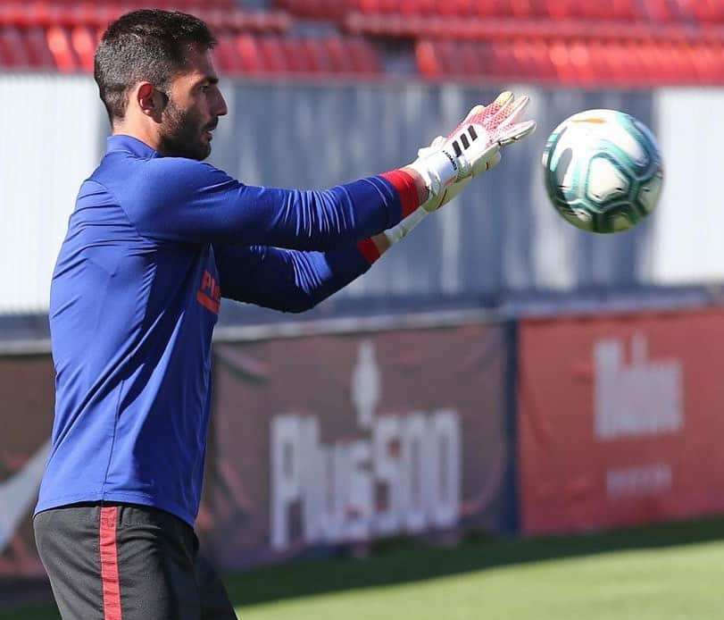 アントニオ・アダンさんのインスタグラム写真 - (アントニオ・アダンInstagram)「Ganas de fútbol? Ganas de @LaLiga? ... Ganas de @atleticodemadrid!! 🔴⚪🏧💪🏼 #VolverEsGanar」6月13日 19時15分 - antonioadan13