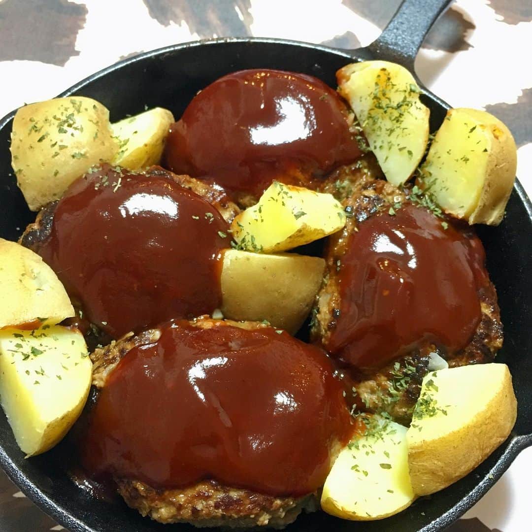 のインスタグラム：「２週間ぶりのキャンプ飯@HOME  車中泊キャンプする夜、湖のほとりで食べてる風。 想像力育つわ〜w  #キャンプ飯 #おうちでキャンプ飯 #キャンプ気分 #ハンバーグ」